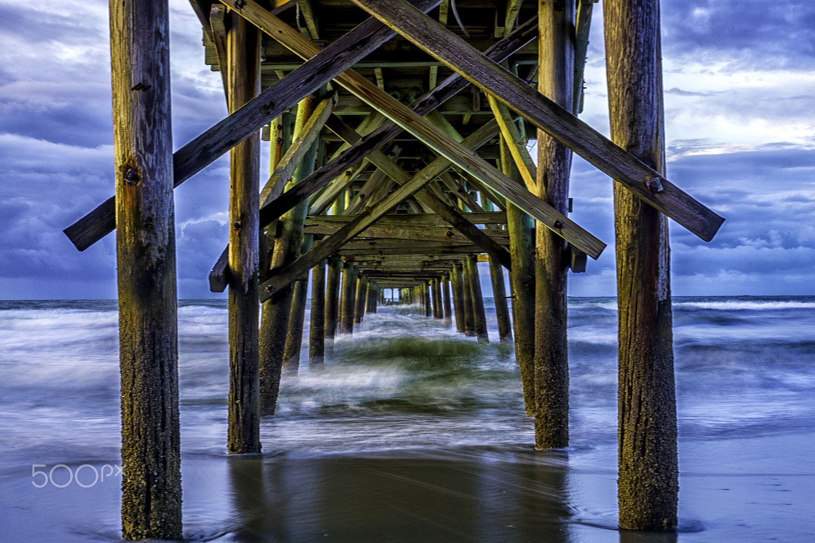 Sony a6000 + Sony Vario-Tessar T* FE 16-35mm F4 ZA OSS sample photo. Memorial day sunrise under the pier photography