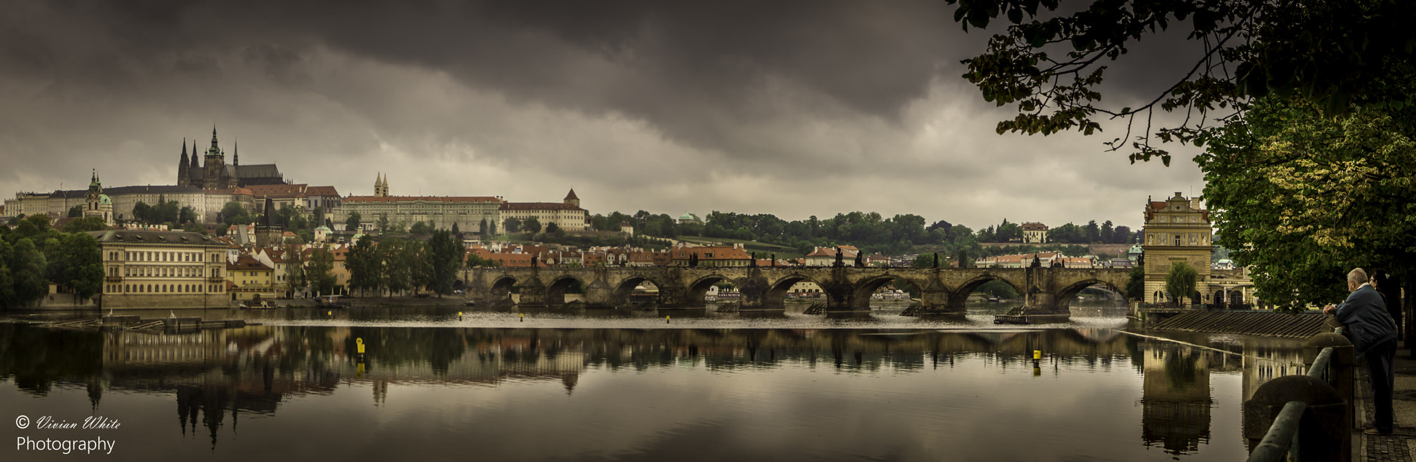 Canon EOS 1100D (EOS Rebel T3 / EOS Kiss X50) + Tamron AF 19-35mm f/3.5-4.5 sample photo. Prague charles bridge photography