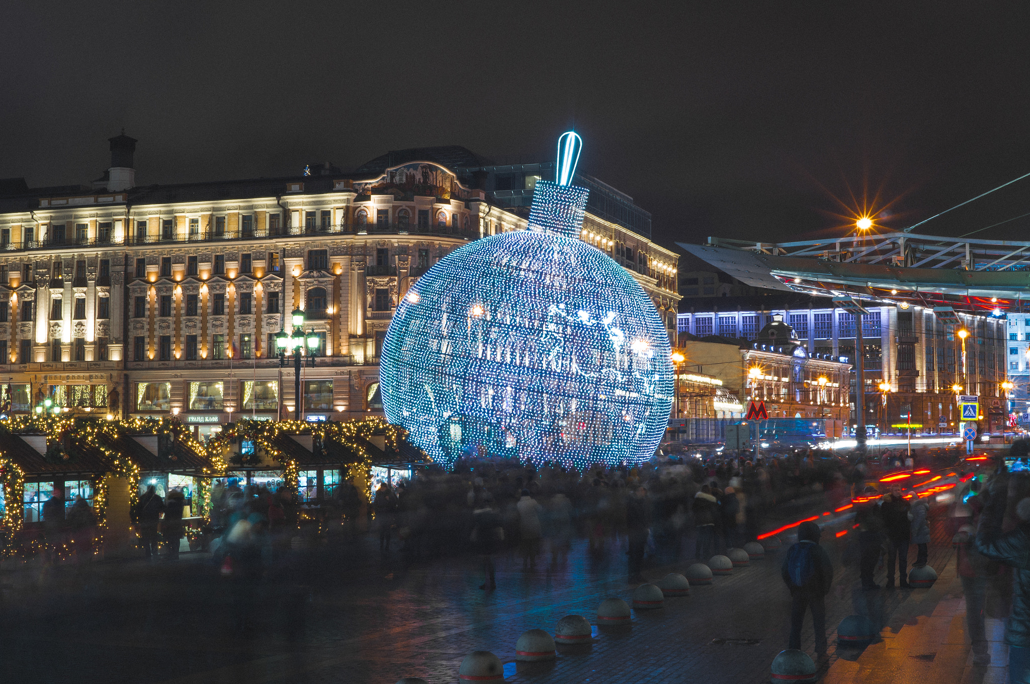 Sony SLT-A57 + Sony DT 35mm F1.8 SAM sample photo. Giant christmas tree decoration. photography