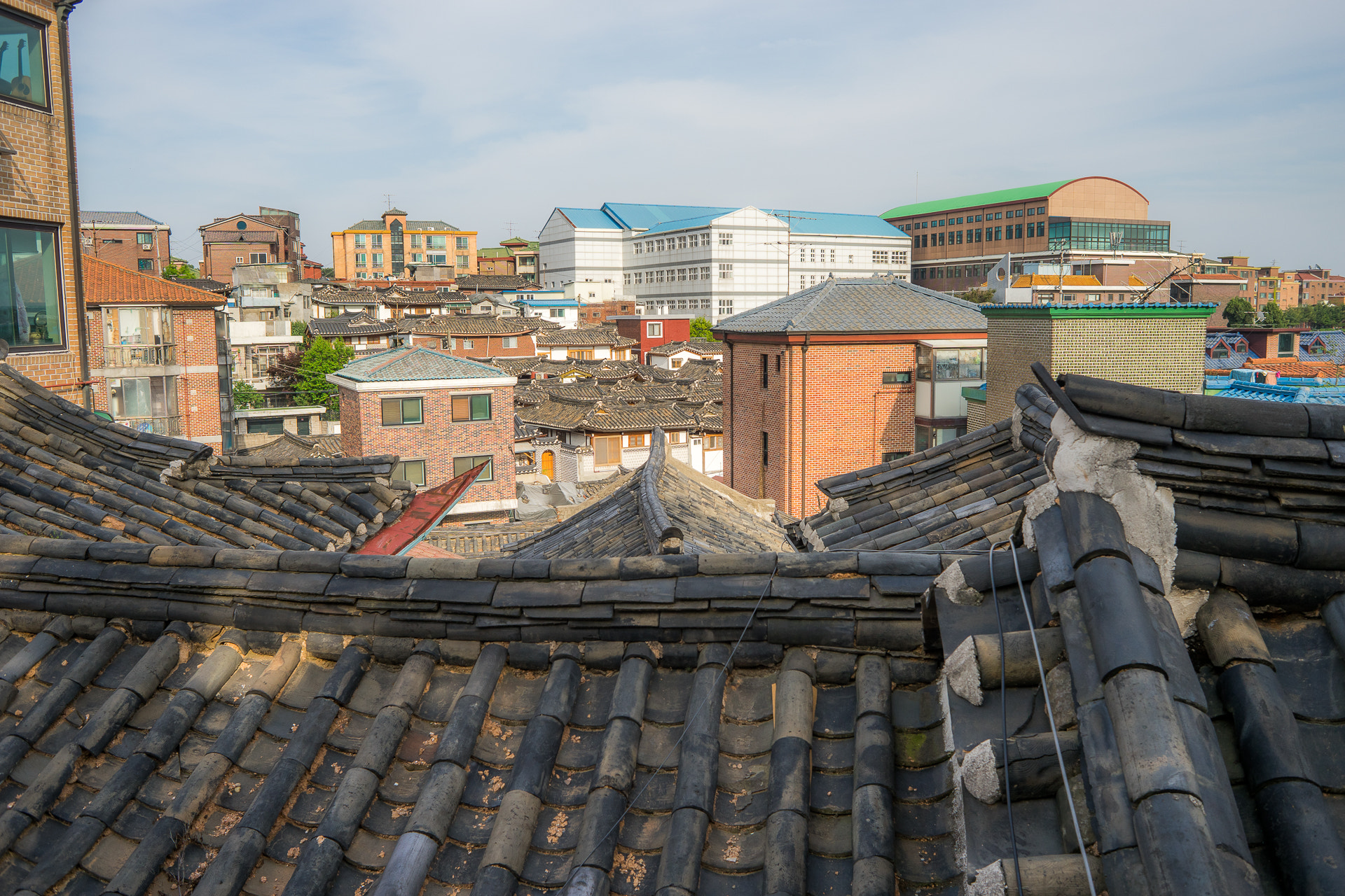 Sony a7 + Sony 28mm F2.8 sample photo. Seoul roofs photography