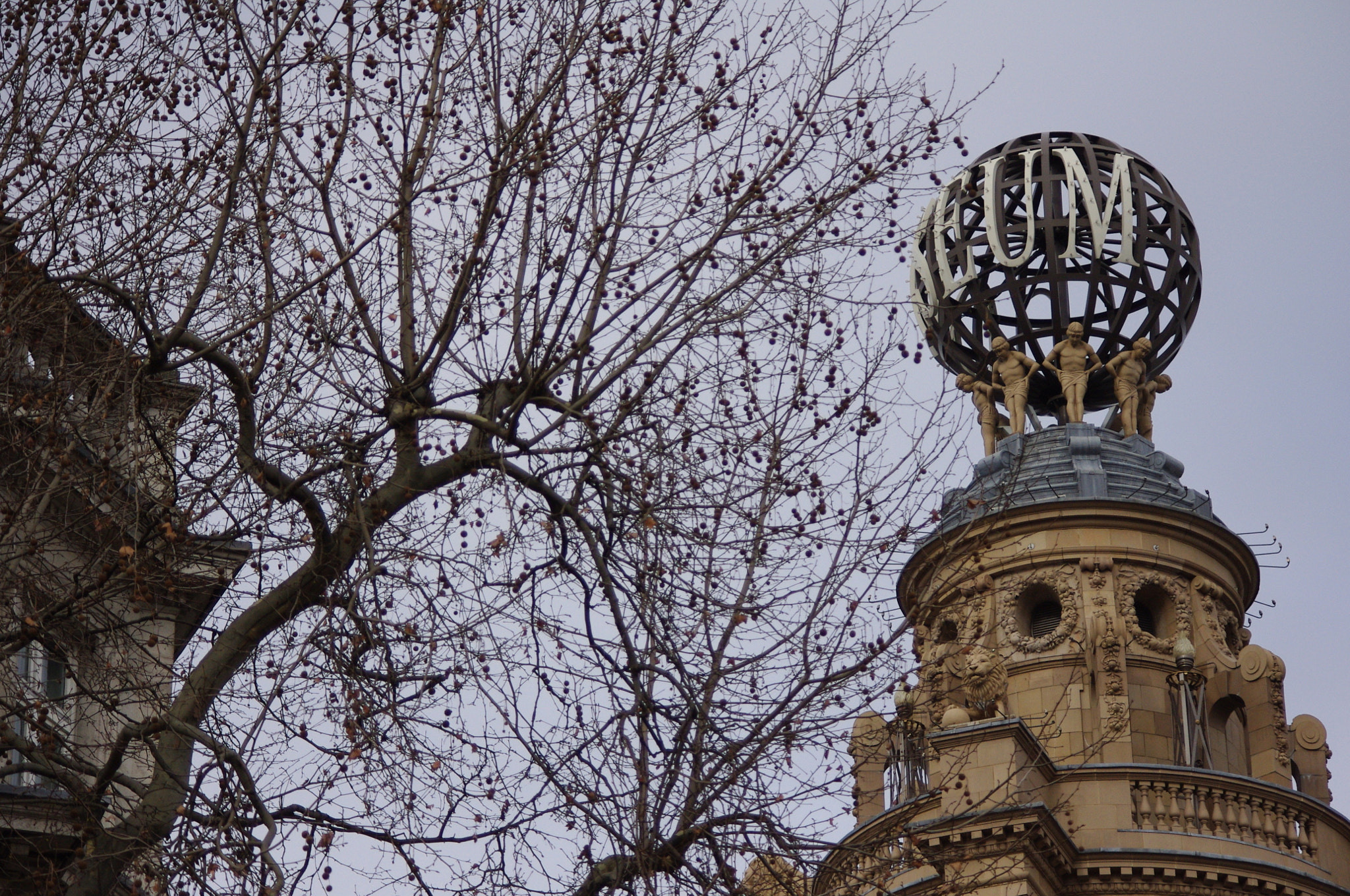 smc PENTAX-DA L 55-300mm F4-5.8 ED sample photo. The world on their shoulders photography