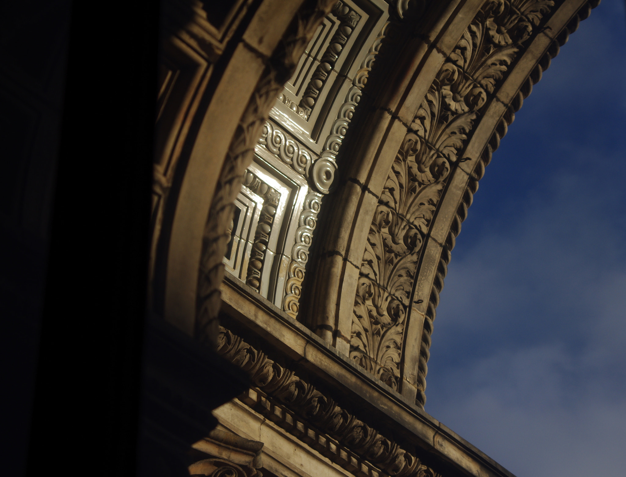 smc PENTAX-DA L 55-300mm F4-5.8 ED sample photo. Underneath the arch photography