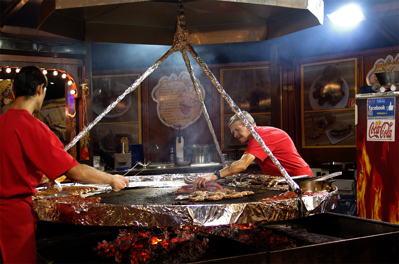 Pentax K-5 sample photo. Der riese grill in volksfest photography