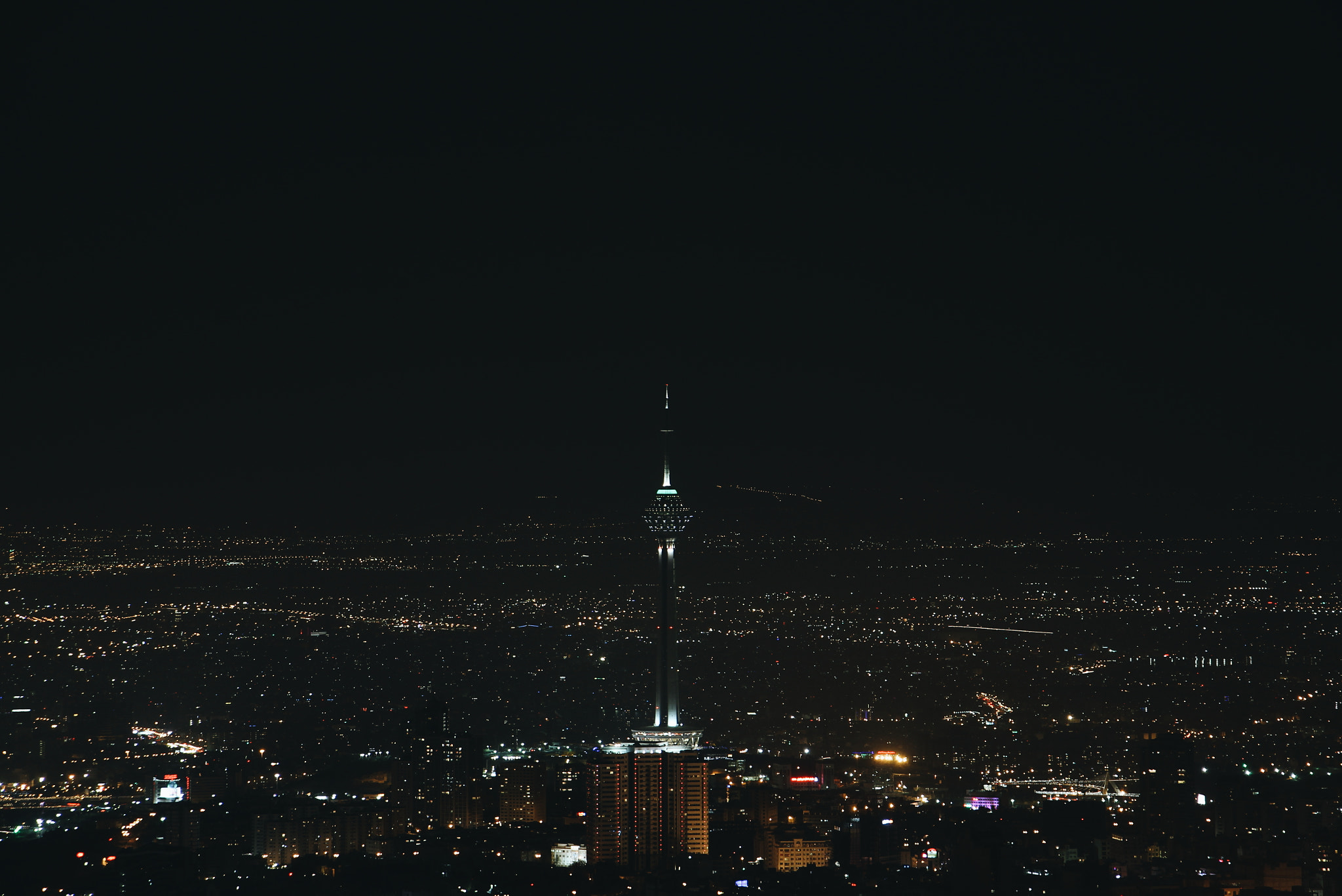 Canon EOS 700D (EOS Rebel T5i / EOS Kiss X7i) + Canon EF 135mm F2.8 SF sample photo. Nights of tehran photography