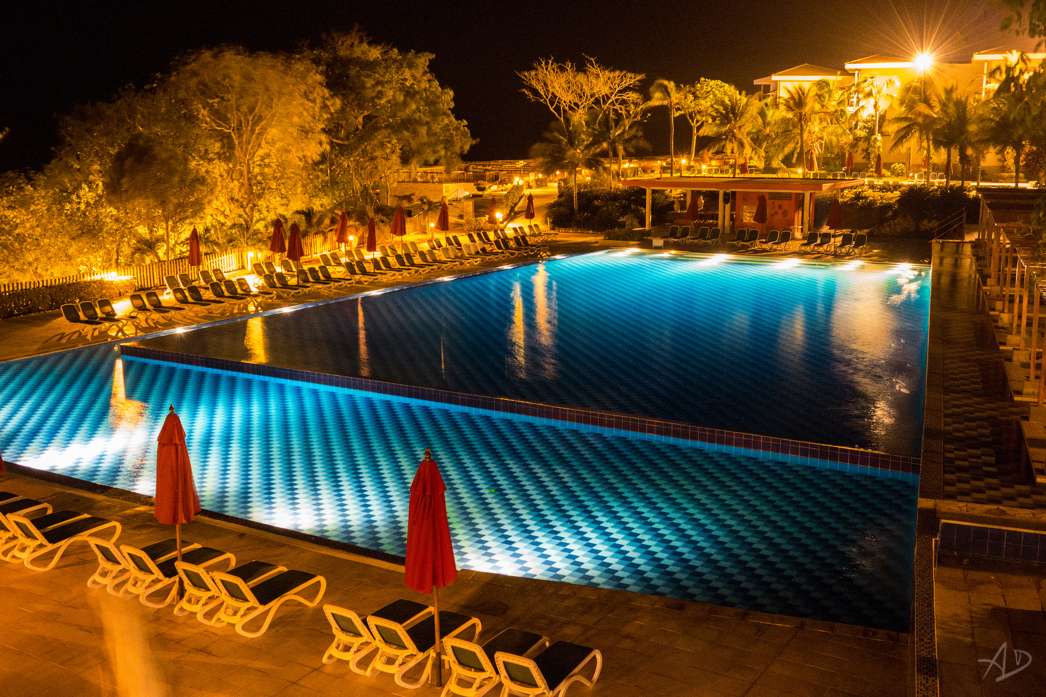 Samsung NX 20-50mm F3.5-5.6 ED sample photo. Lonely pool photography