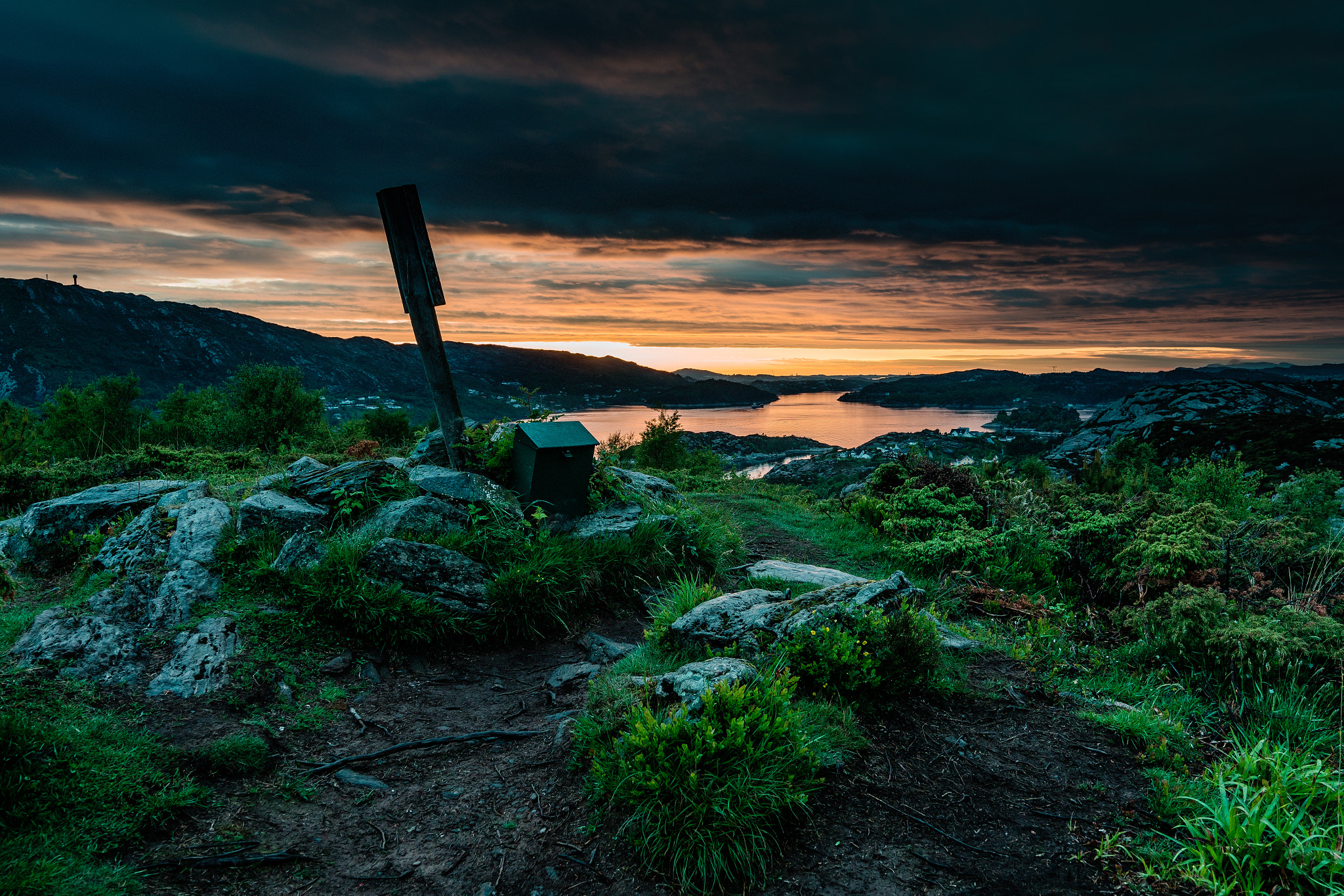 Sony a6300 + Sony Vario-Tessar T* FE 16-35mm F4 ZA OSS sample photo. Sunset in the rain photography