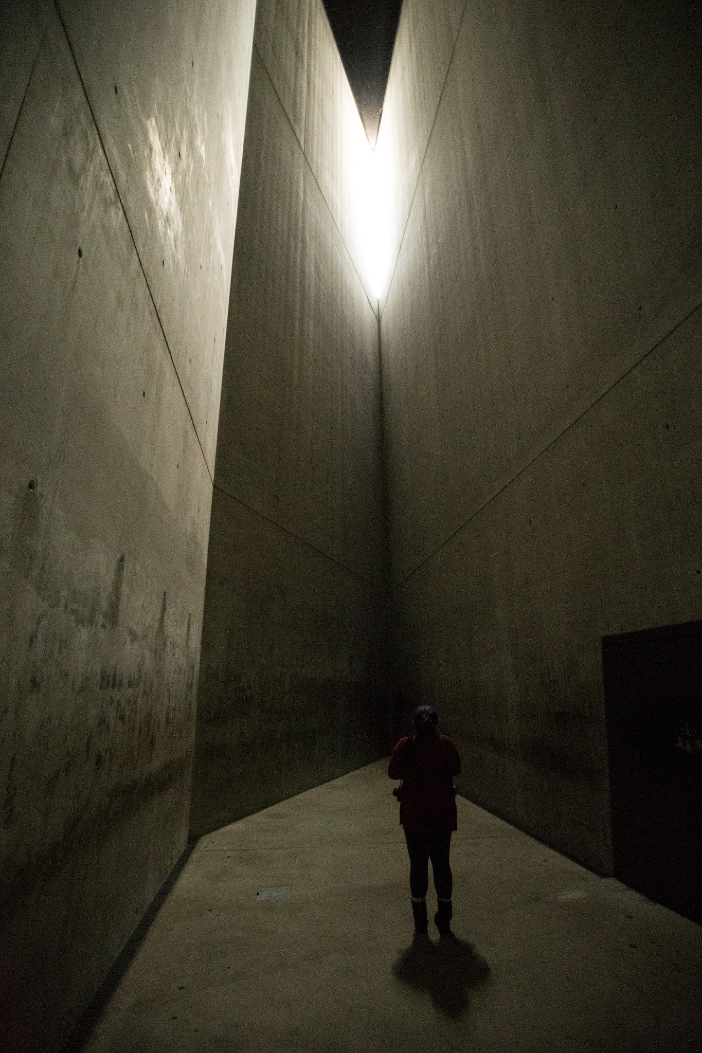 Sigma 17-35mm f/2.8-4 EX DG Aspherical HSM sample photo. Standing alone - holocaust tower, berlin. photography