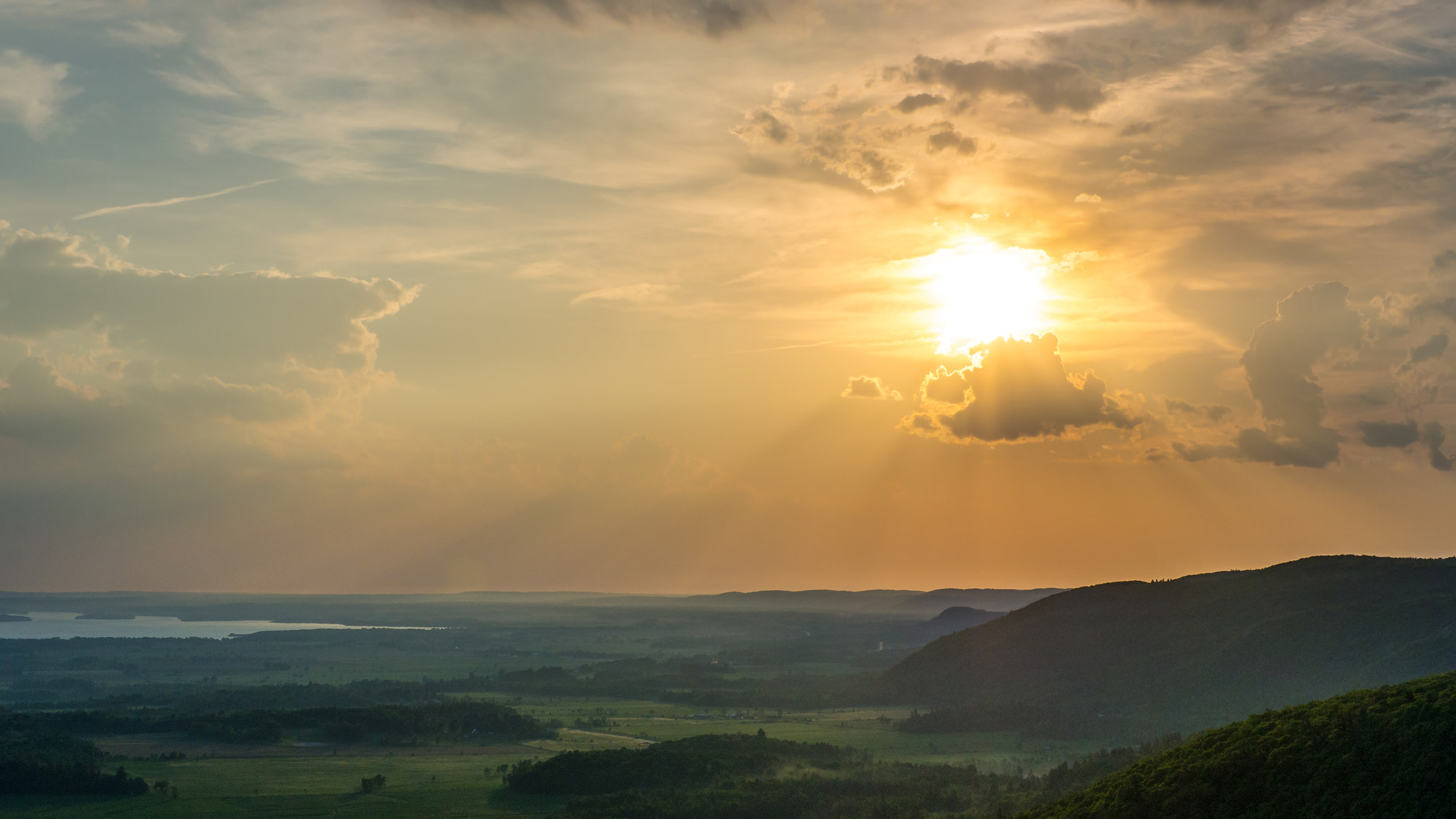 Olympus OM-D E-M10 + Panasonic Leica DG Summilux 25mm F1.4 II ASPH sample photo. Champlain lookout sunset photography