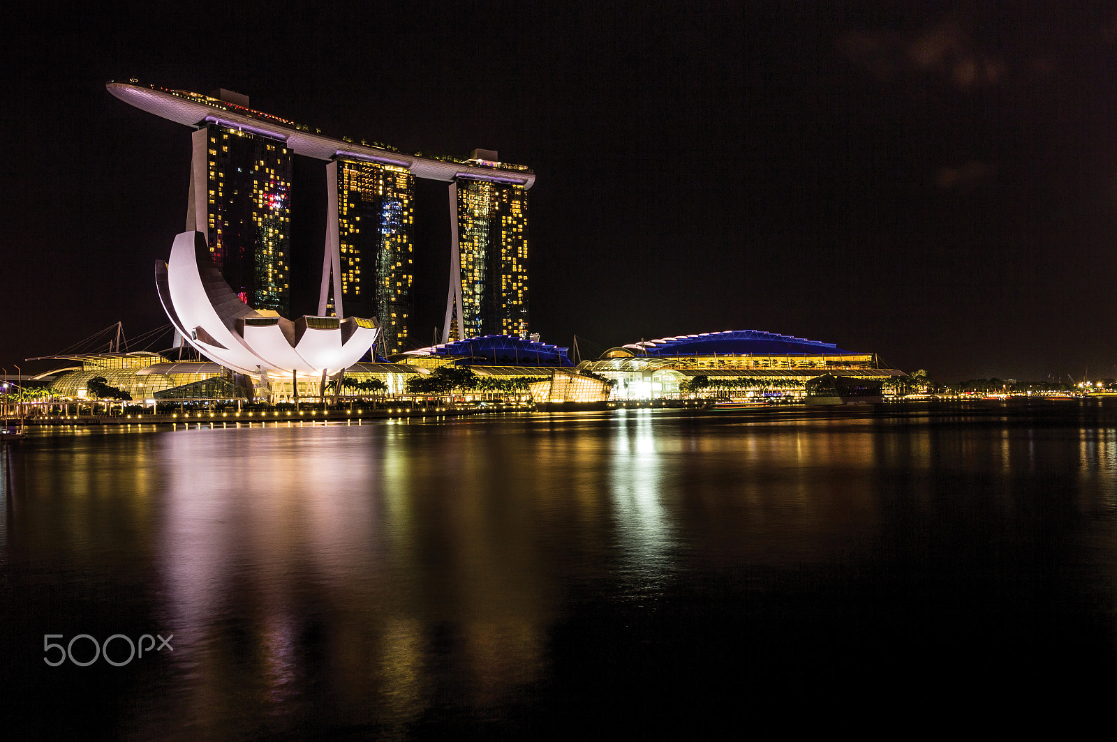 Canon EOS 550D (EOS Rebel T2i / EOS Kiss X4) + Canon EF-S 10-18mm F4.5–5.6 IS STM sample photo. Marina bay sands photography