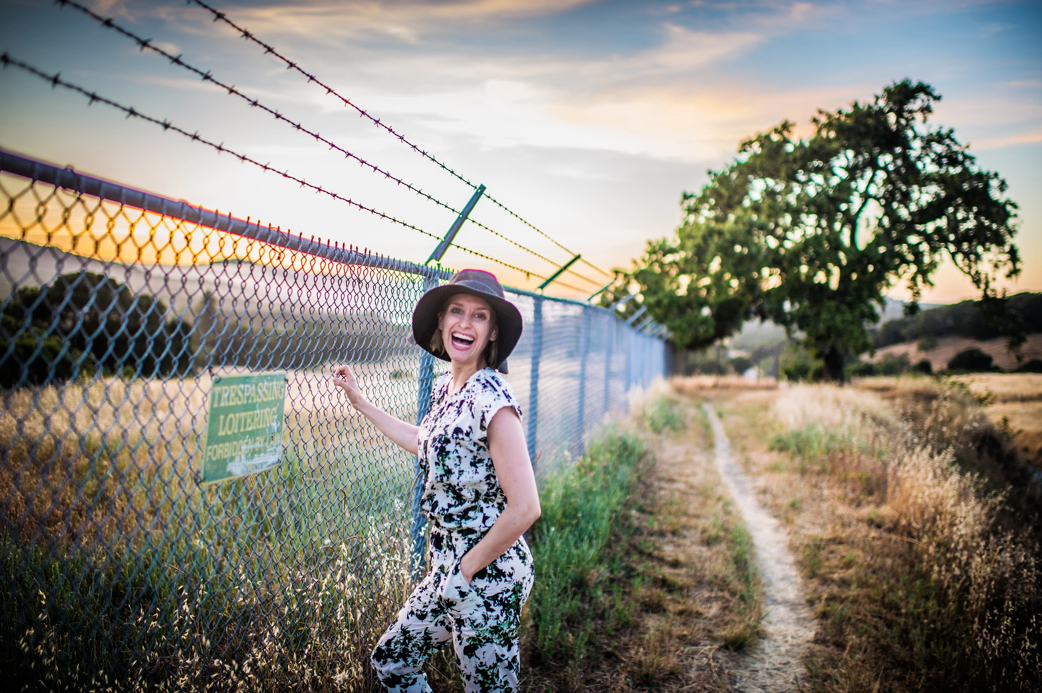 Nikon Df + Nikon AF-S Nikkor 35mm F1.4G sample photo. Carrie sunset at fence photography