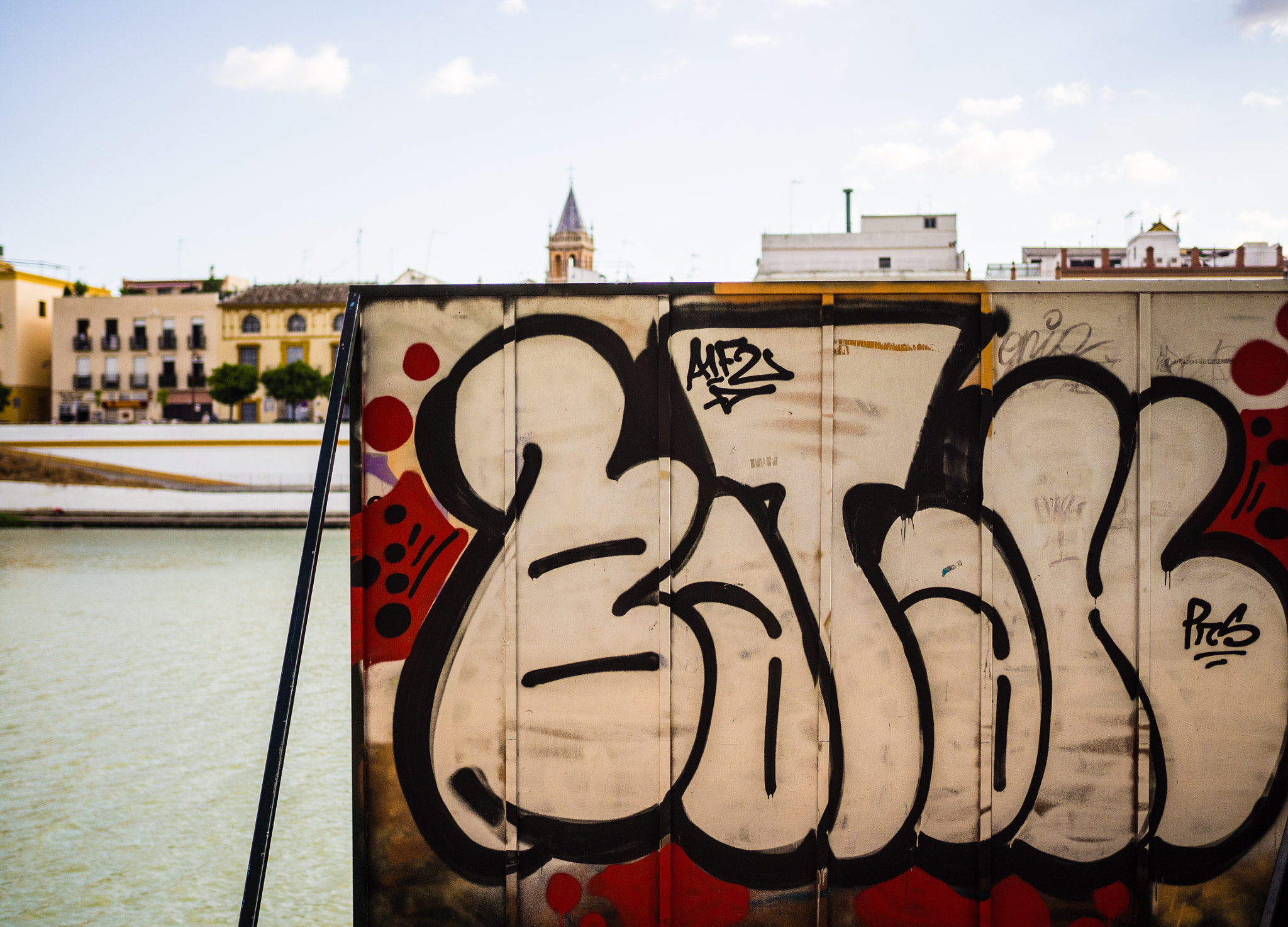Olympus OM-D E-M10 + Olympus M.Zuiko Digital 25mm F1.8 sample photo. Graffiti photography