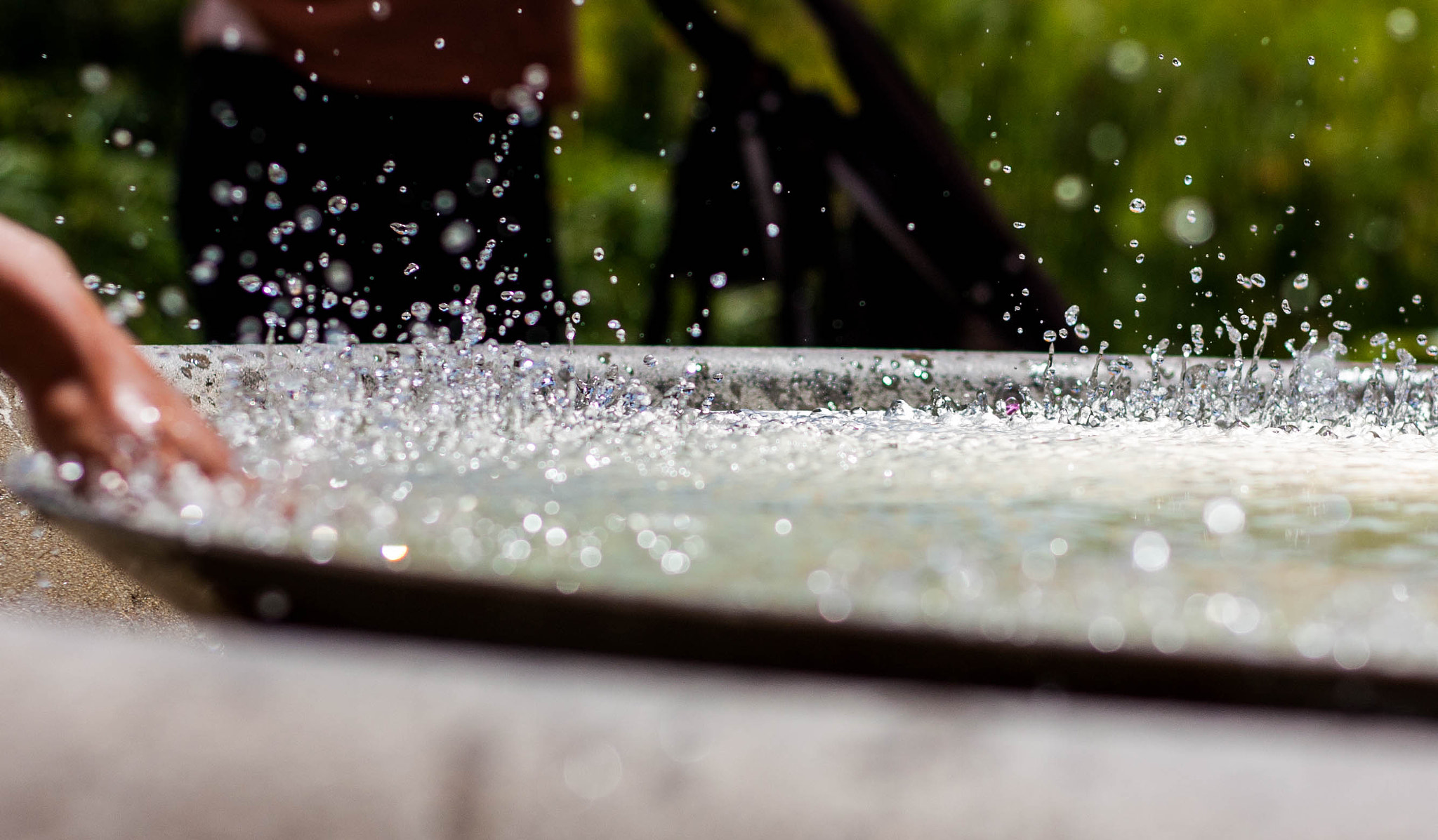 Canon EOS 450D (EOS Rebel XSi / EOS Kiss X2) sample photo. Fountain in motion photography