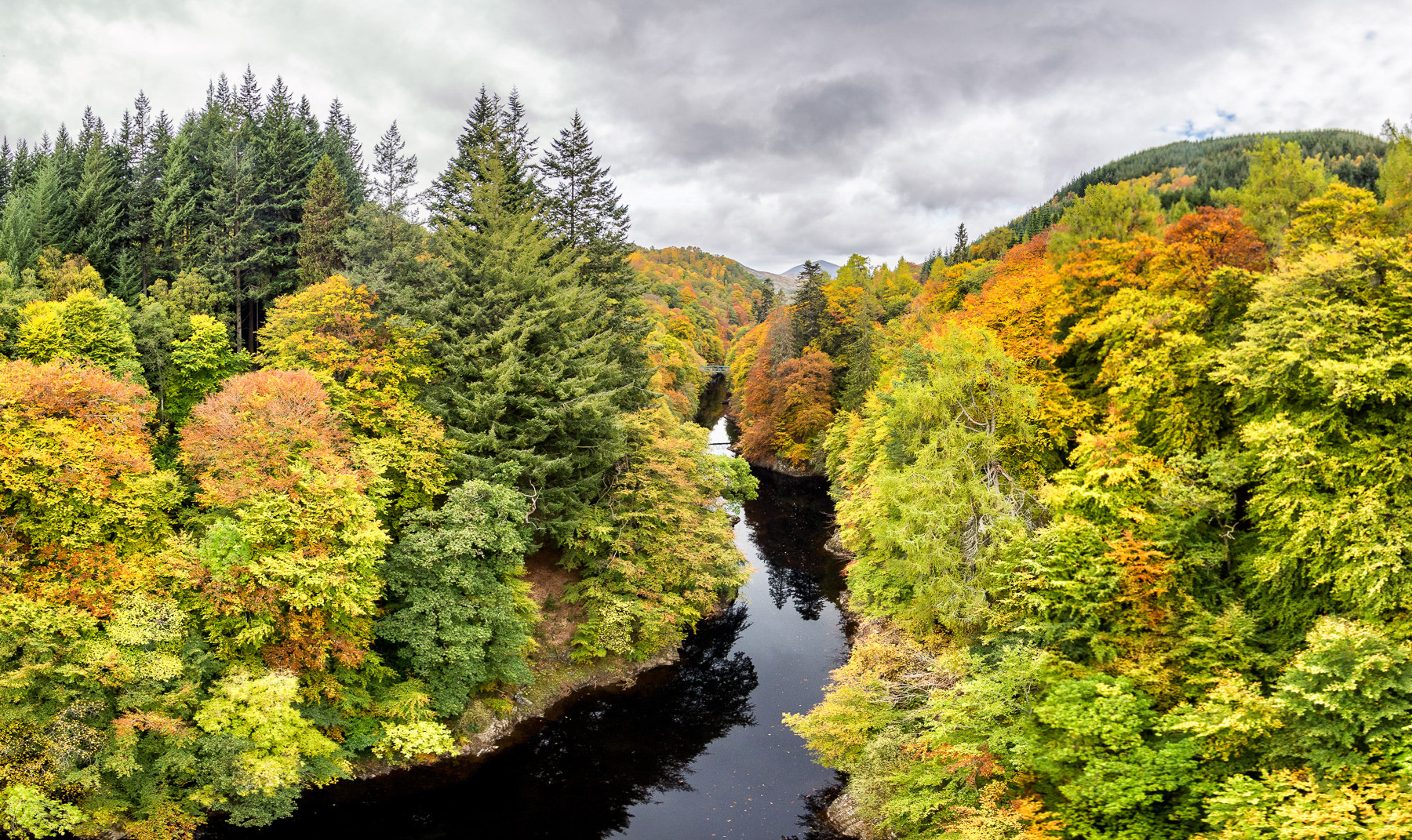 Olympus OM-D E-M5 + Panasonic Lumix G Vario 7-14mm F4 ASPH sample photo. Autumn colours photography