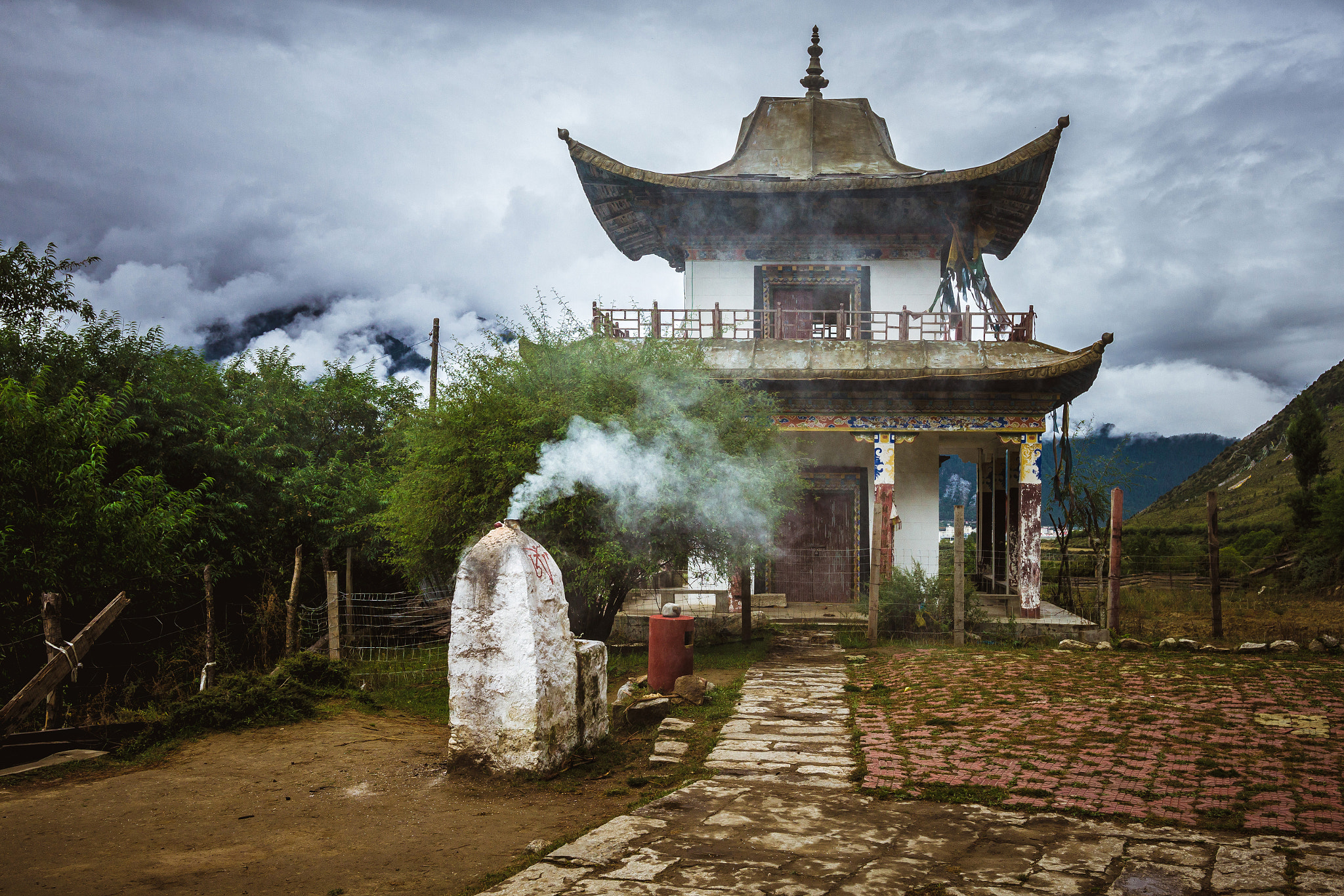 Sony a99 II + Sony Vario-Sonnar T* 16-35mm F2.8 ZA SSM sample photo. Old tibetan temple photography