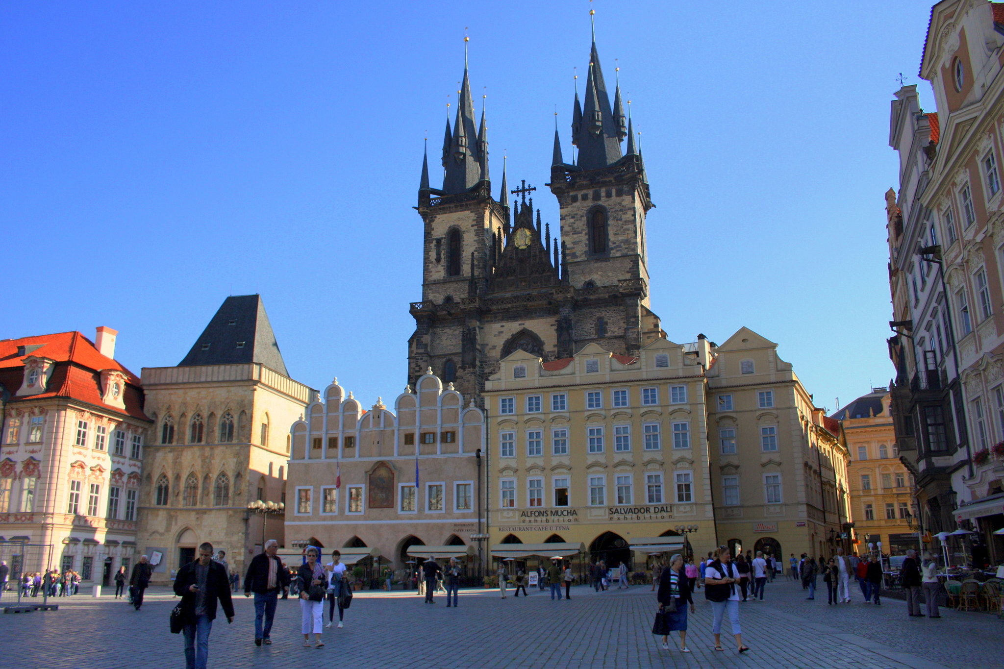 Canon EF-S 18-55mm F3.5-5.6 sample photo. Old town square photography