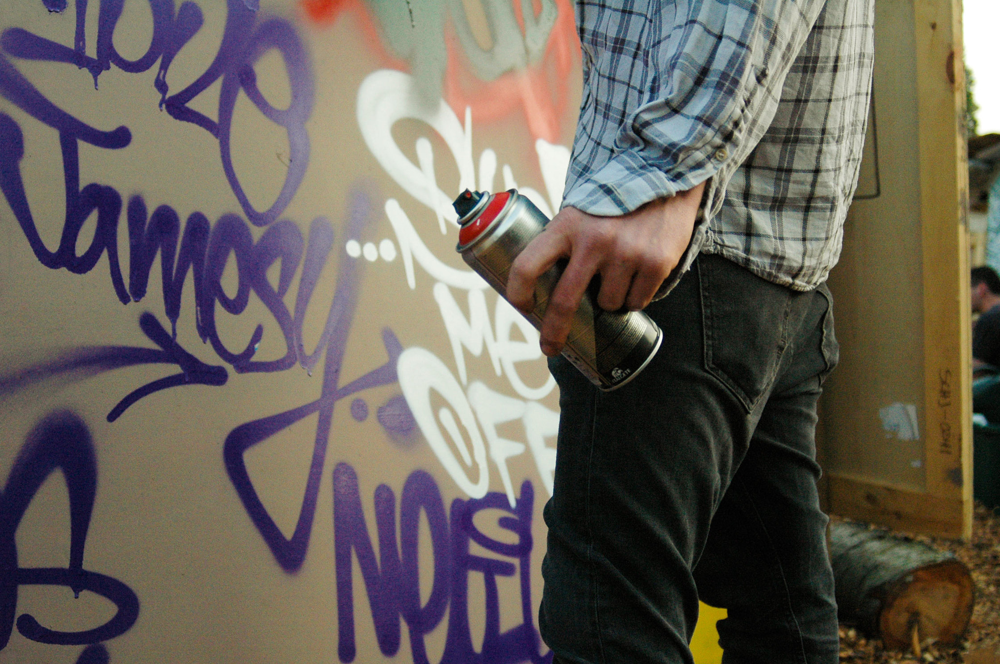 AF Zoom-Nikkor 28-80mm f/3.3-5.6G sample photo. Wall tagging photography
