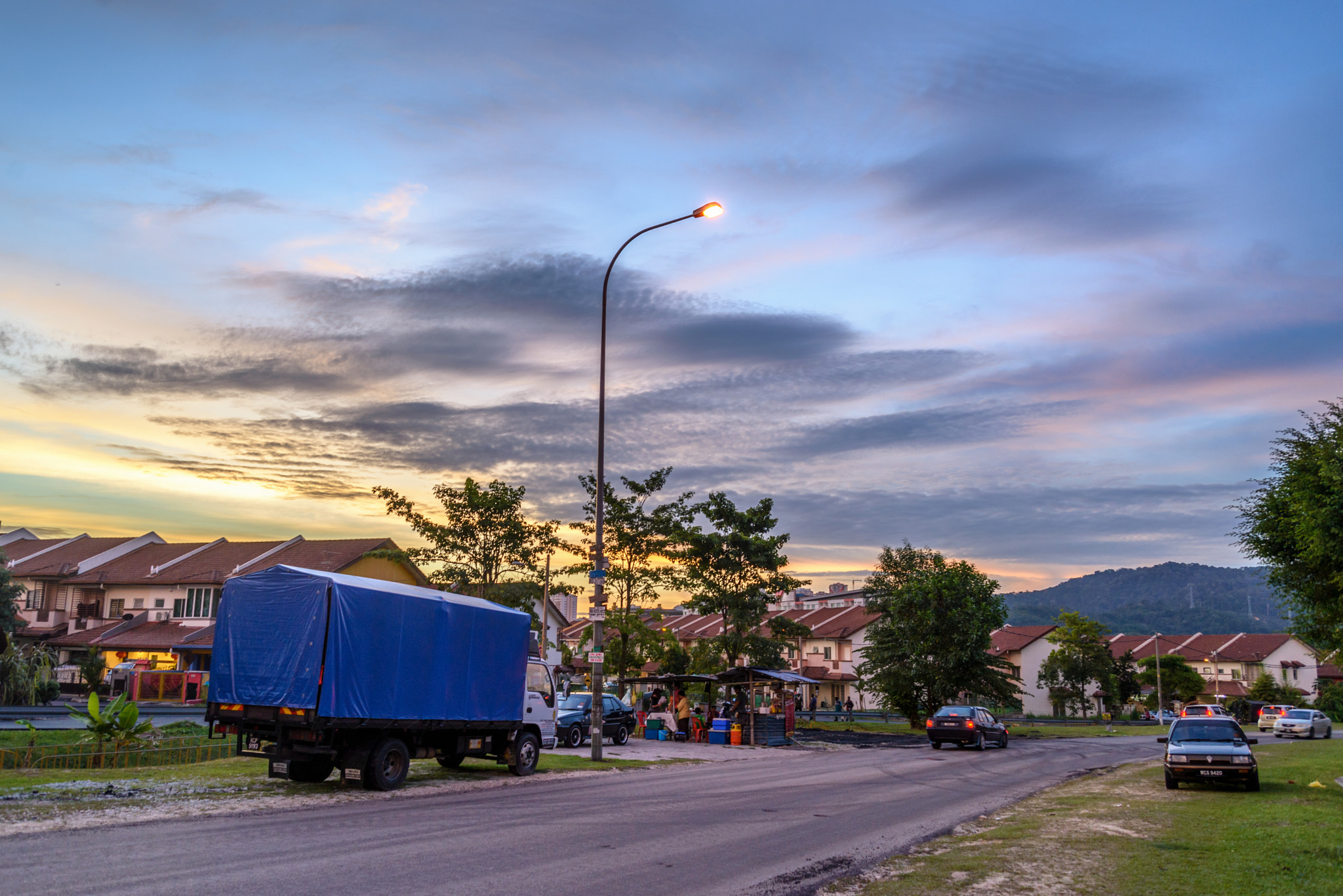 AF Zoom-Nikkor 28-80mm f/3.3-5.6G sample photo. Colorful sunset photography