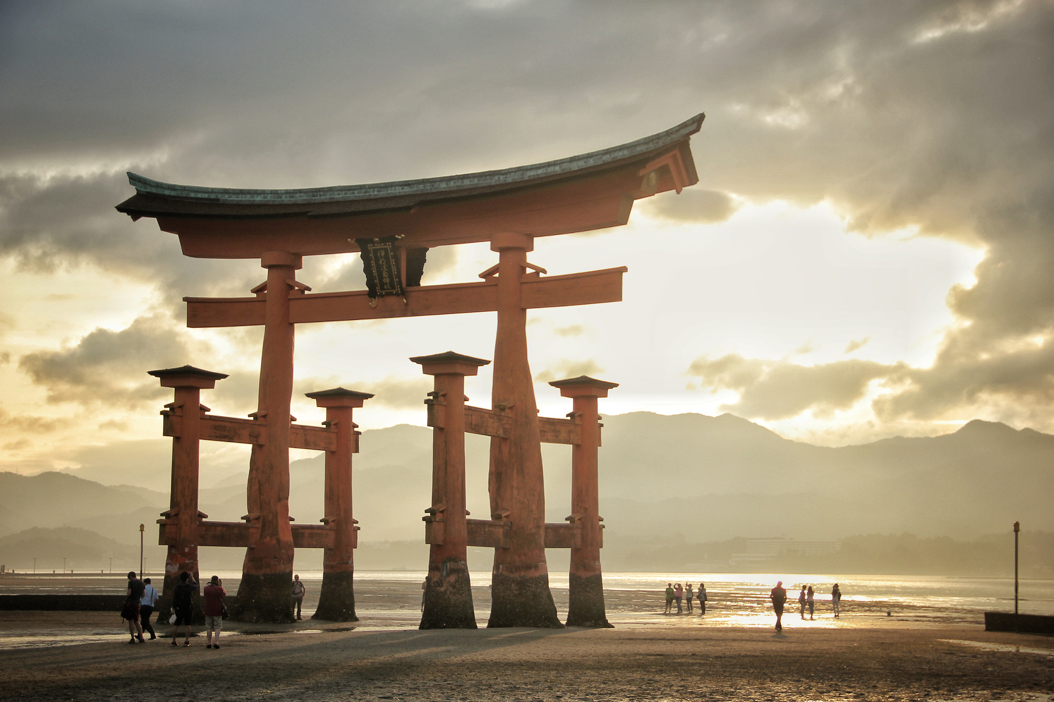 Canon EF-S 18-135mm F3.5-5.6 IS sample photo. The great torii of miyajima island photography