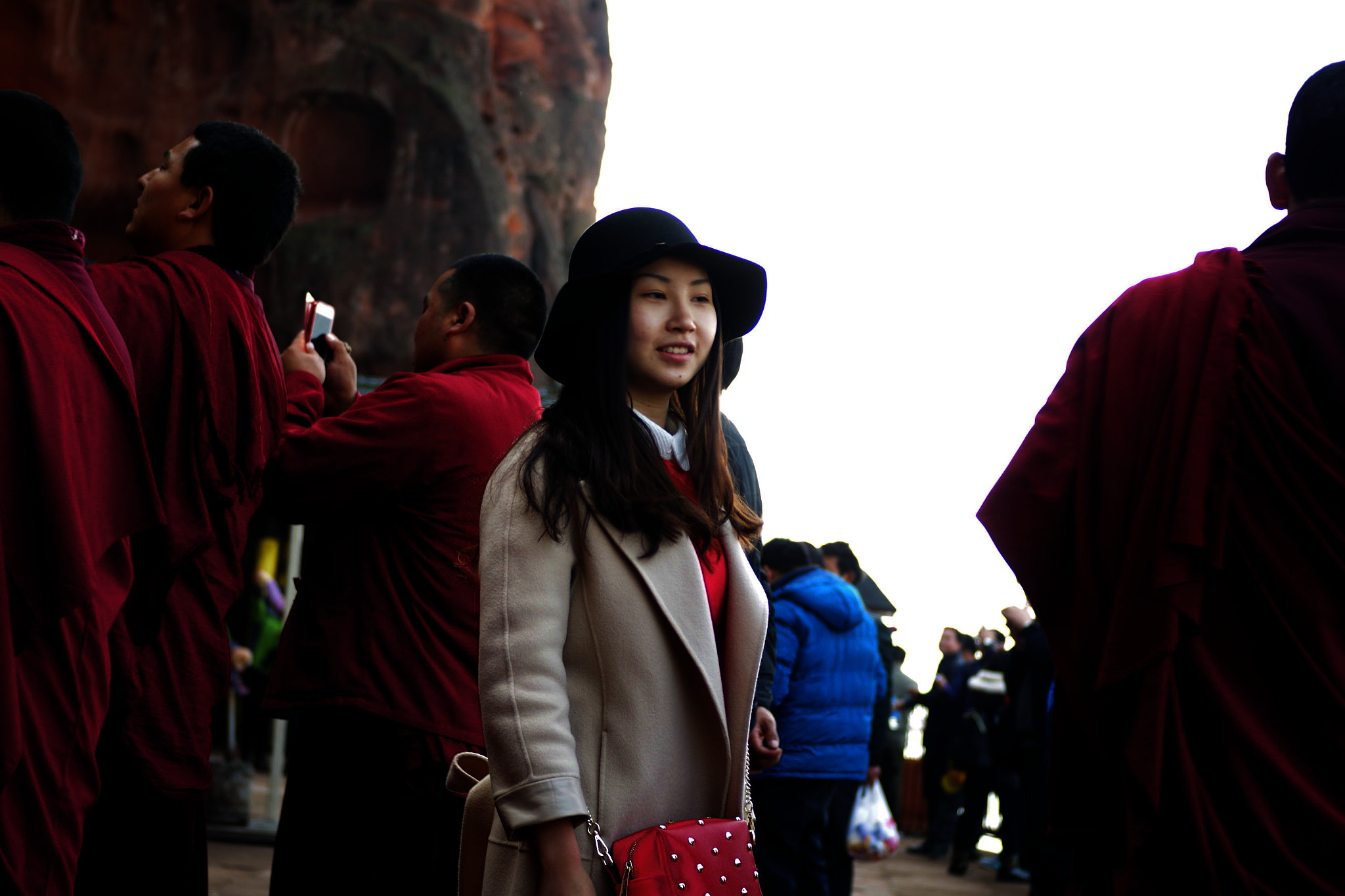 Pentax K-01 + Pentax smc DA 40mm F2.8 XS Lens sample photo. Leshan girl and monks photography