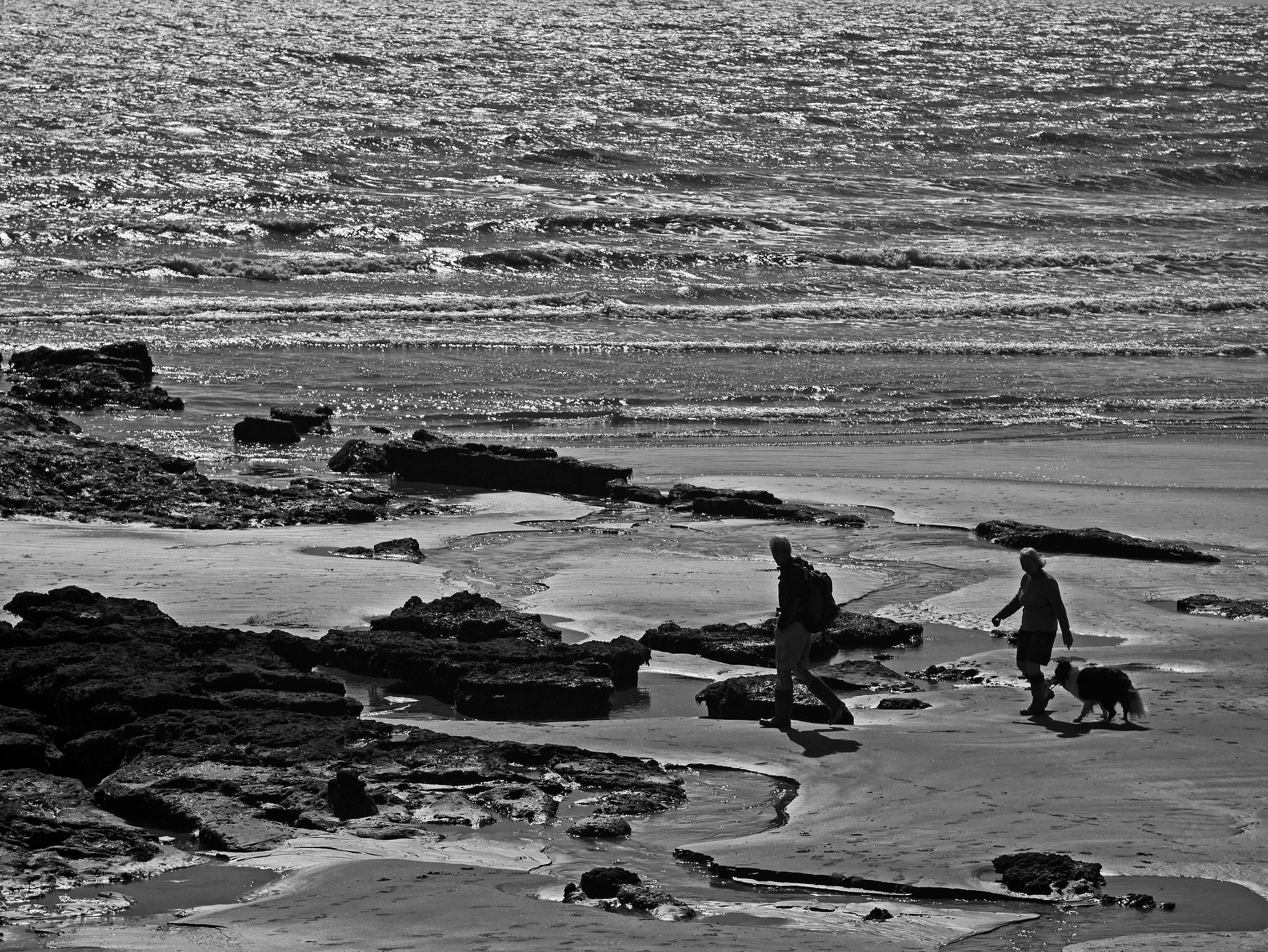 LUMIX G VARIO 35-100/F4.0-5.6 sample photo. Walk on the beach. photography
