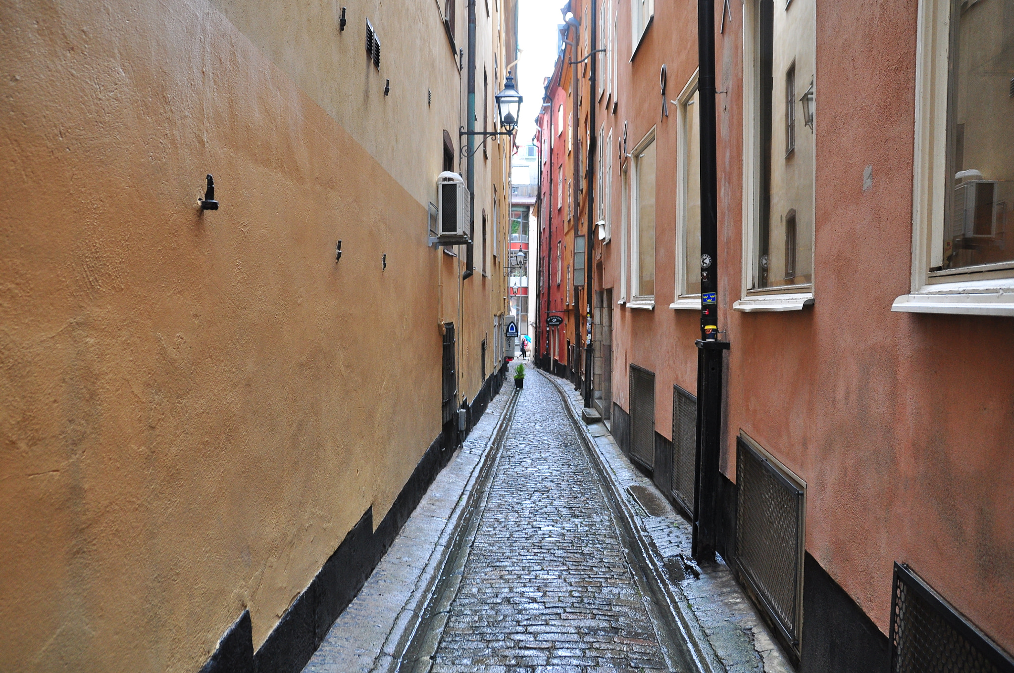 Sigma 17-70mm F2.8-4 DC Macro OS HSM | C sample photo. Narrow street photography
