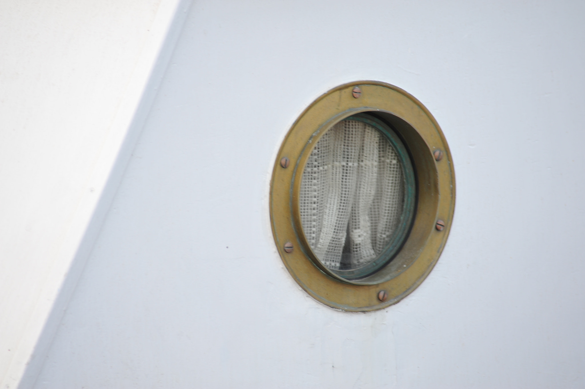 AF Zoom-Nikkor 70-300mm f/4-5.6D ED sample photo. Porthole.jpg photography