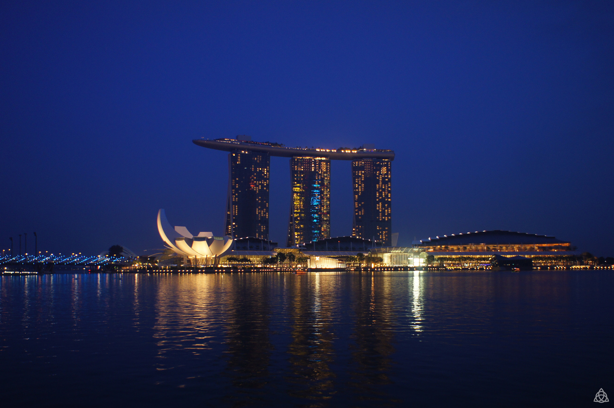 Sony Alpha NEX-3 + Sony E 16mm F2.8 sample photo. Marina bay sands - singapore photography