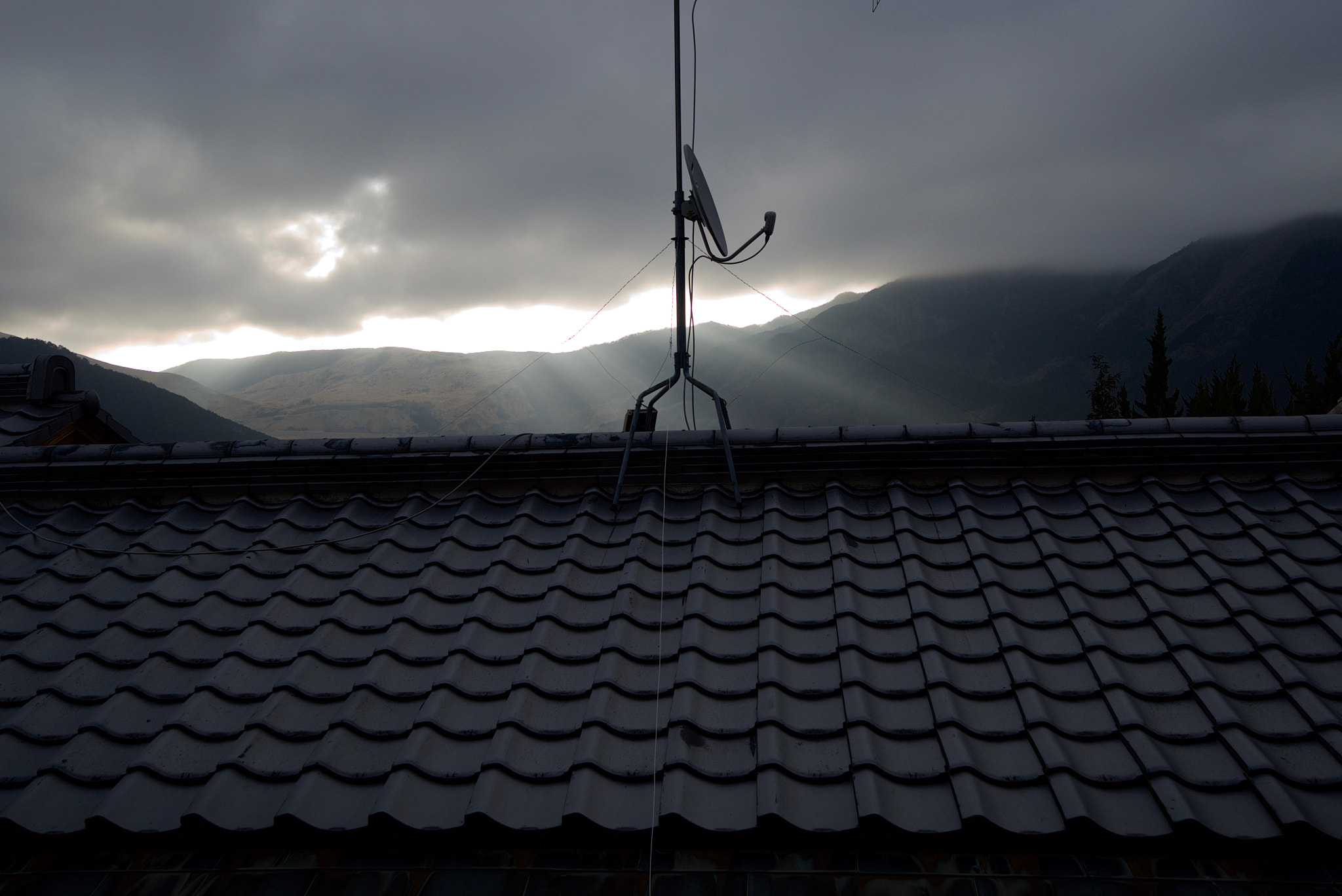 Sony a7S + Sony Vario-Tessar T* FE 16-35mm F4 ZA OSS sample photo. Sunset on the roof photography