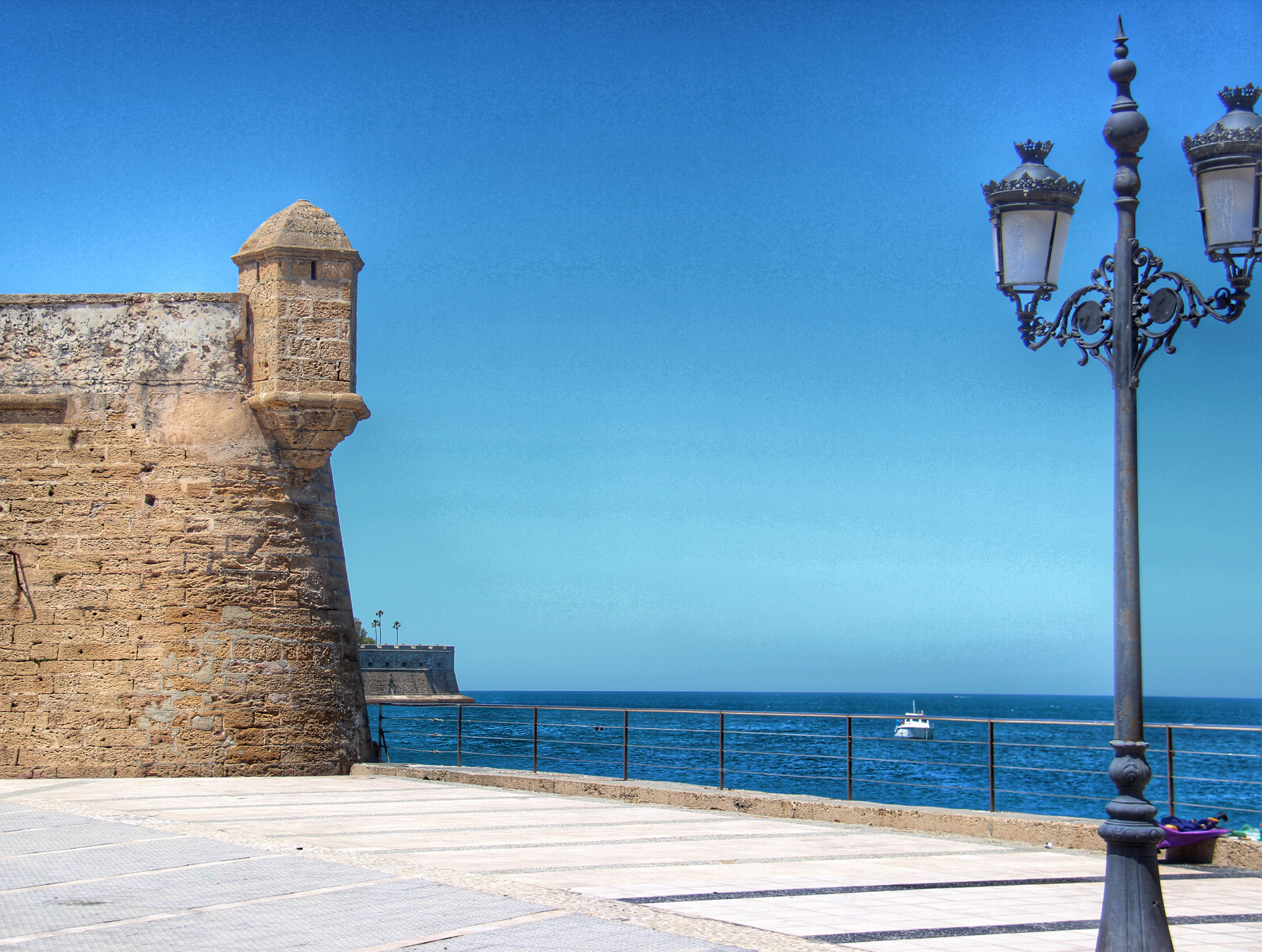 Canon EF-S 18-200mm F3.5-5.6 IS sample photo. Cadiz photography