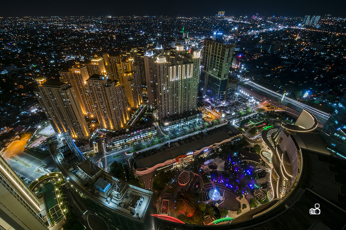 Sony Alpha NEX-6 + Sony E 10-18mm F4 OSS sample photo. Central park - jakarta photography