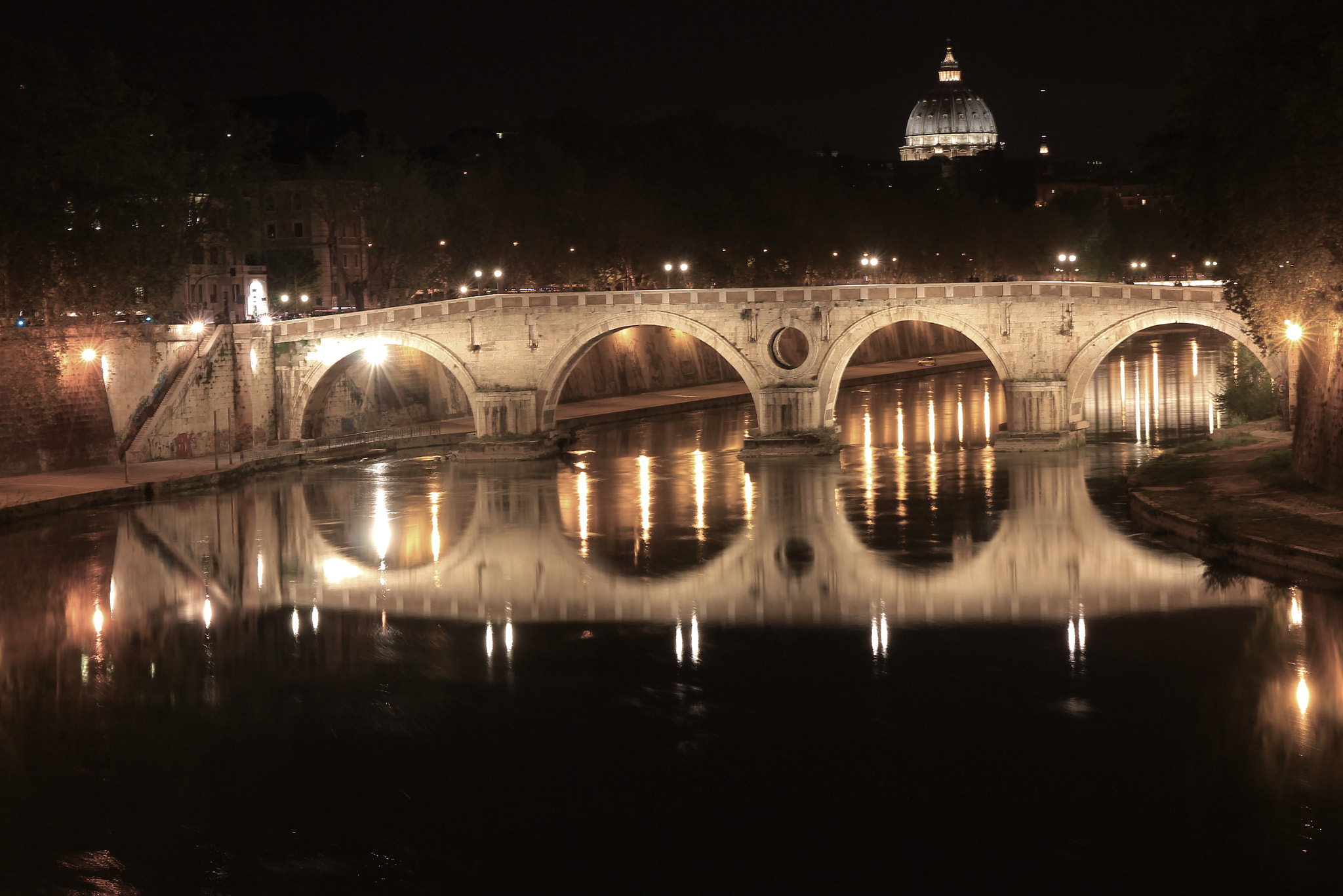 Canon EF 24-70mm F4L IS USM sample photo. Riflesso ponte sisto photography
