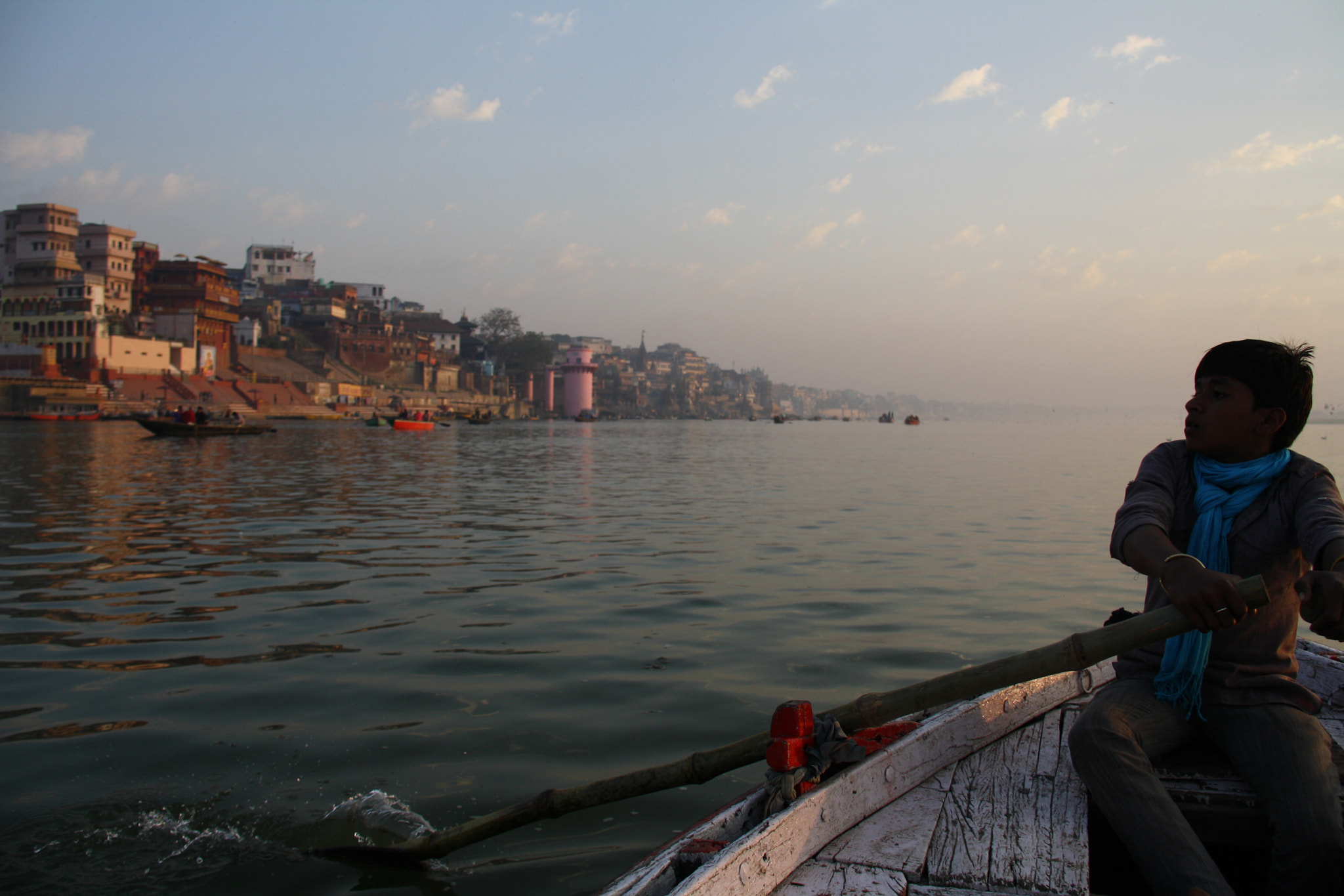 Canon EOS 1000D (EOS Digital Rebel XS / EOS Kiss F) + Canon EF 28mm F2.8 sample photo. Varanasi boat ride photography