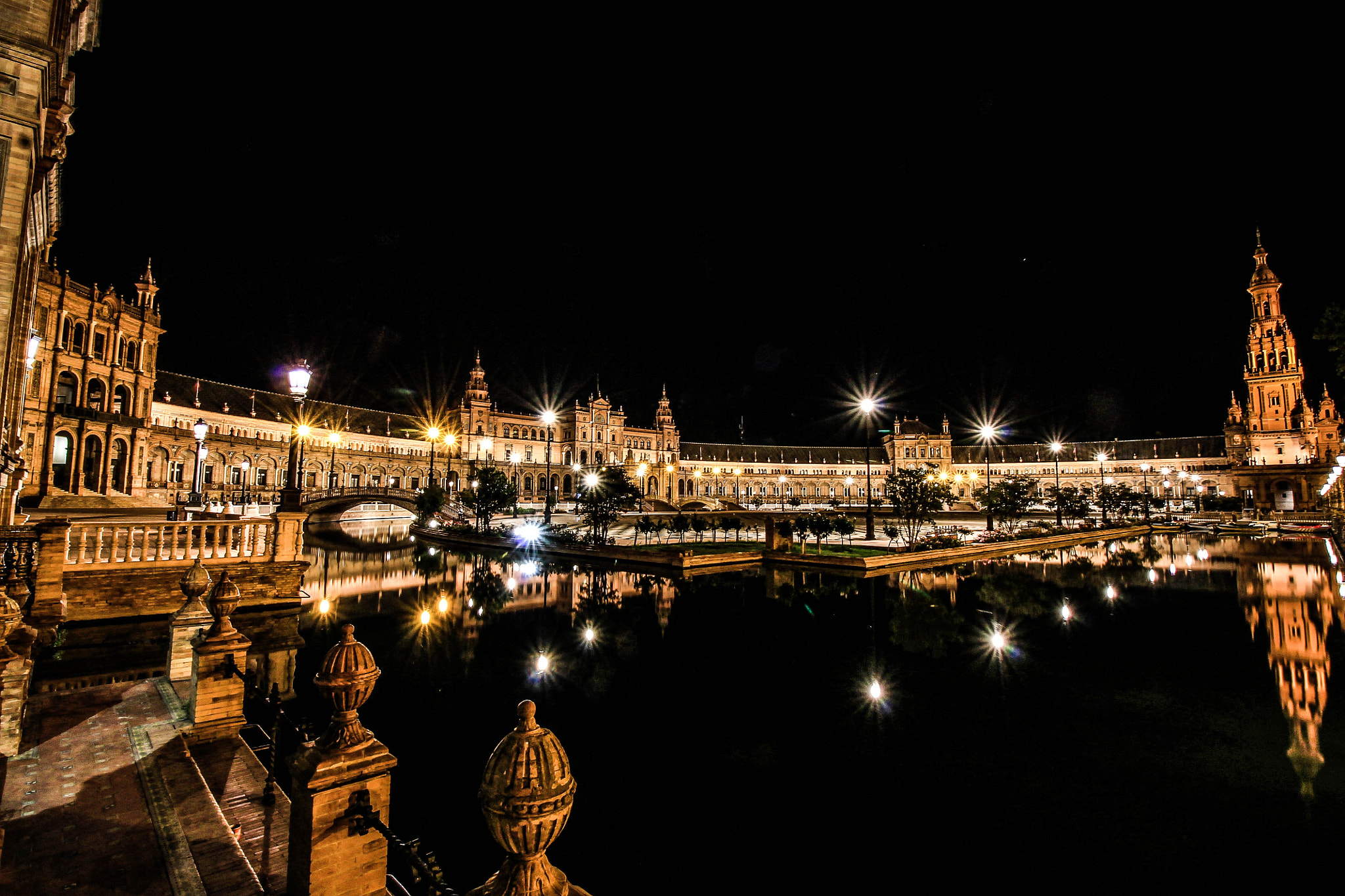 Canon EF-S 10-18mm F4.5–5.6 IS STM sample photo. Plaza españa by night photography