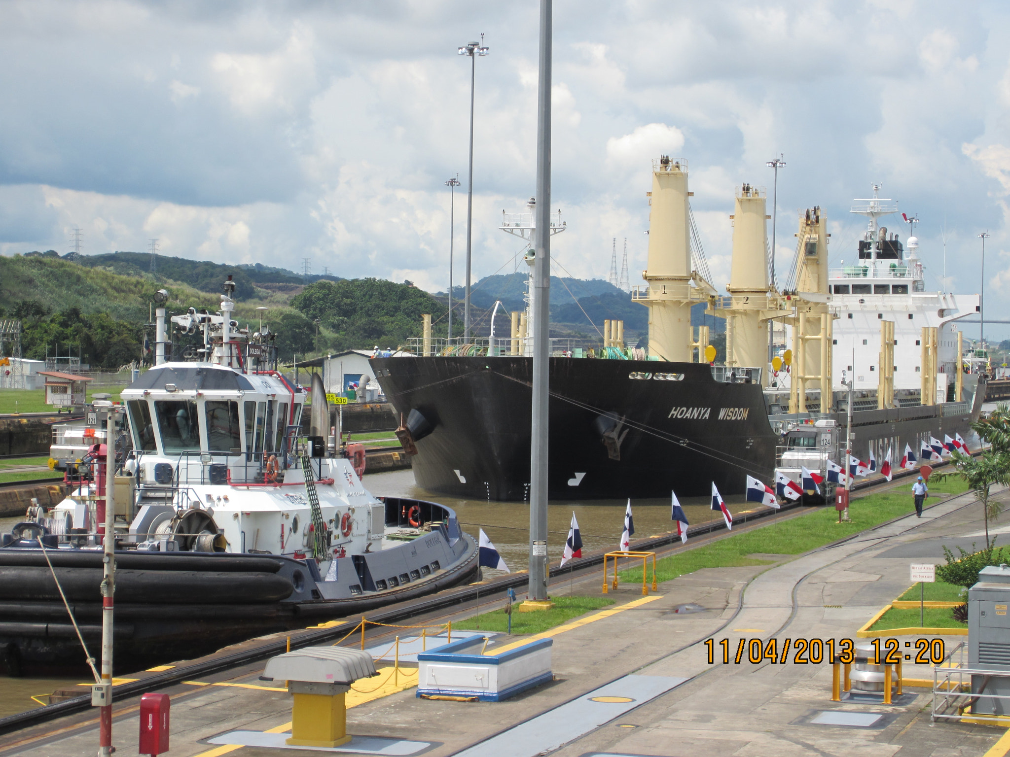 Canon PowerShot ELPH 300 HS (IXUS 220 HS / IXY 410F) sample photo. Panama canal photography