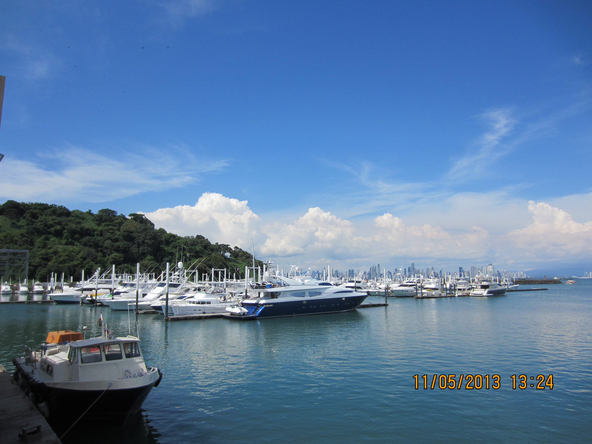 Canon PowerShot ELPH 300 HS (IXUS 220 HS / IXY 410F) sample photo. Panama city photography