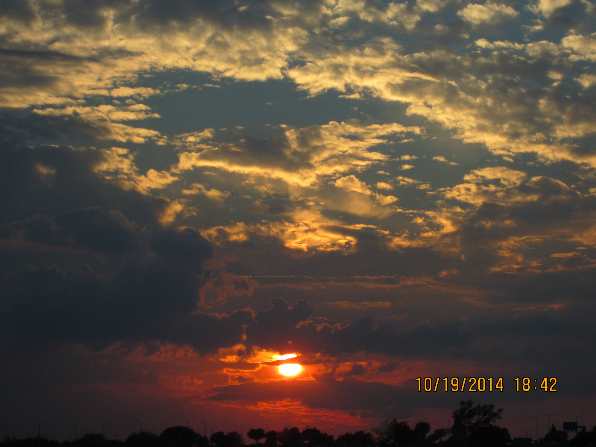 Canon PowerShot ELPH 300 HS (IXUS 220 HS / IXY 410F) sample photo. Sunset photography