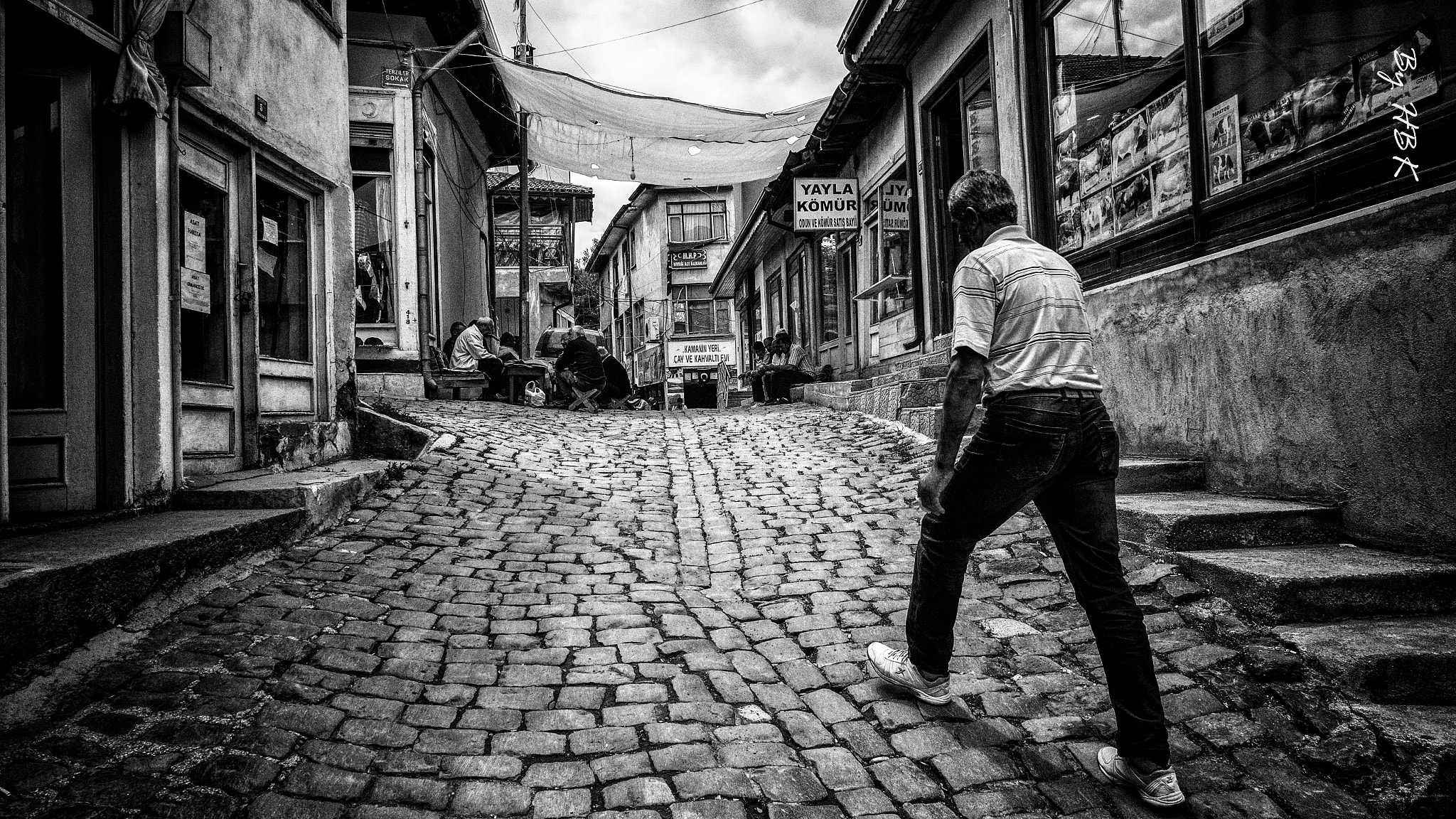 Samsung NX 16mm F2.4 Pancake sample photo. The man on the paving stones photography