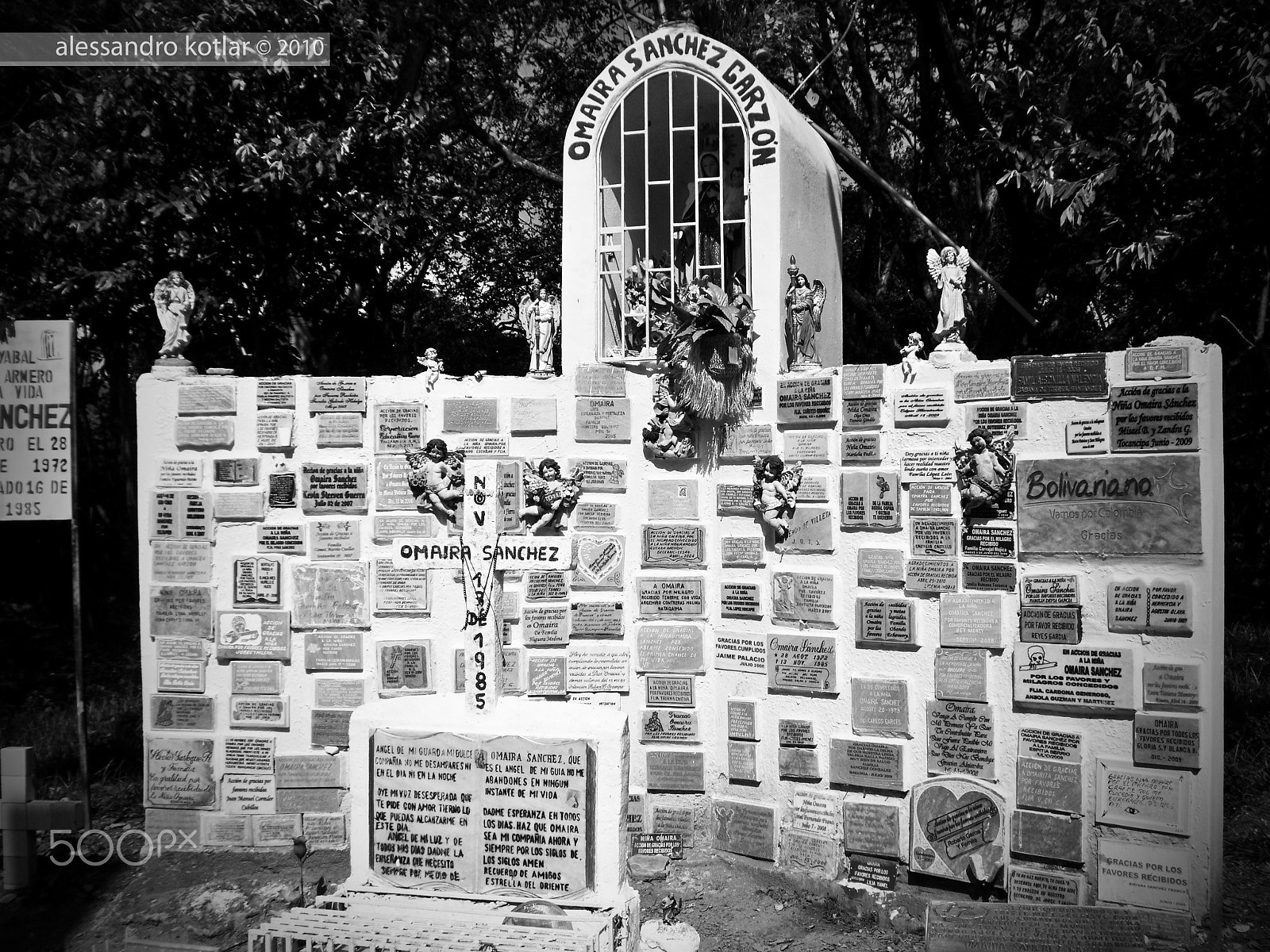 Kodak EASYSHARE V1273 DIGITAL CAMERA sample photo. Tomb of child omayra sanchez photography