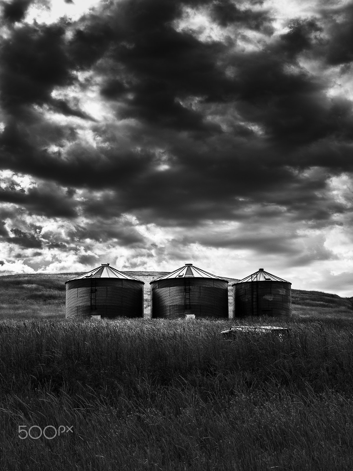Olympus OM-D E-M1 + Panasonic Leica DG Summilux 25mm F1.4 II ASPH sample photo. Silos on hill photography