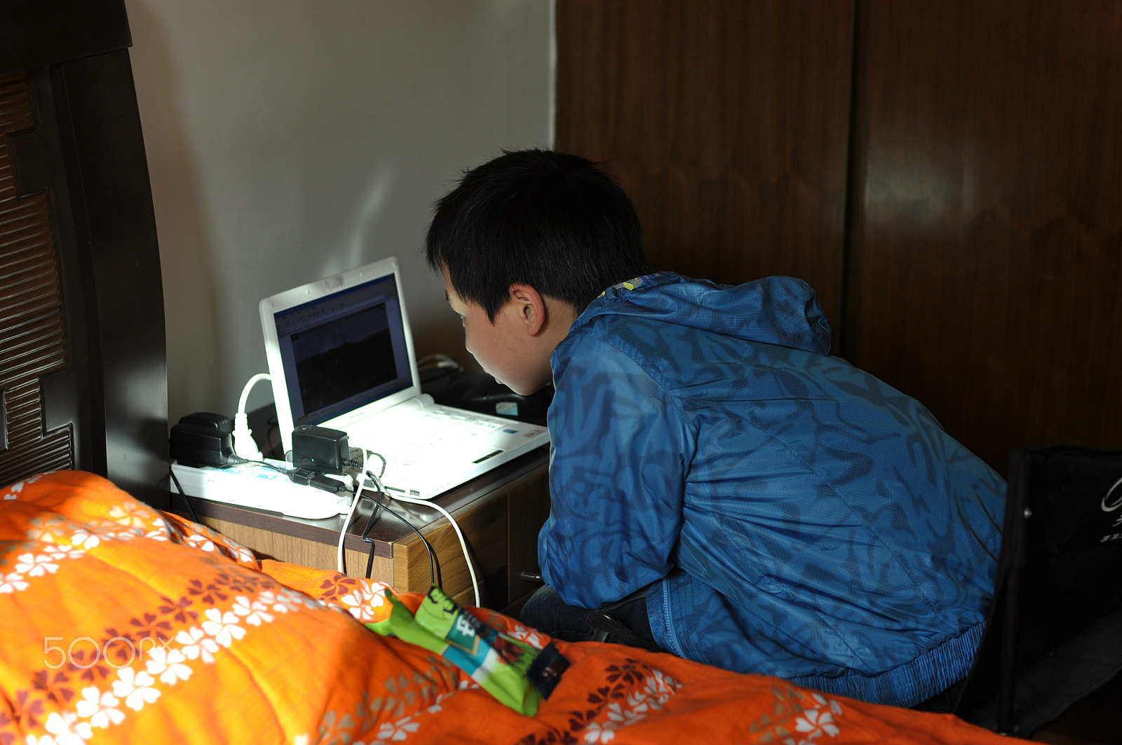 Nikon D5000 + Nikon AF Nikkor 50mm F1.4D sample photo. Boy playing game photography
