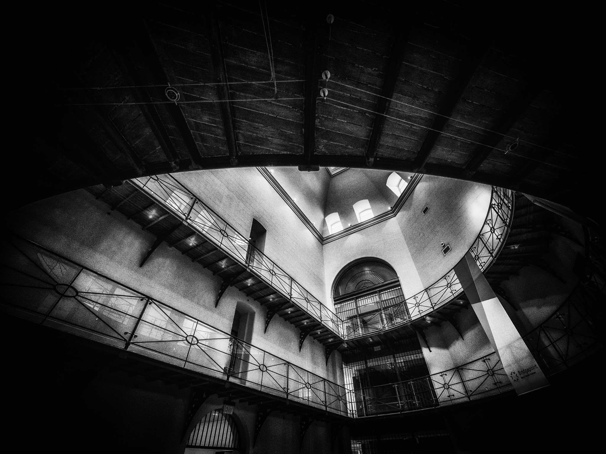 Olympus OM-D E-M1 + Panasonic Lumix G Vario 7-14mm F4 ASPH sample photo. Beneath the rotunda photography