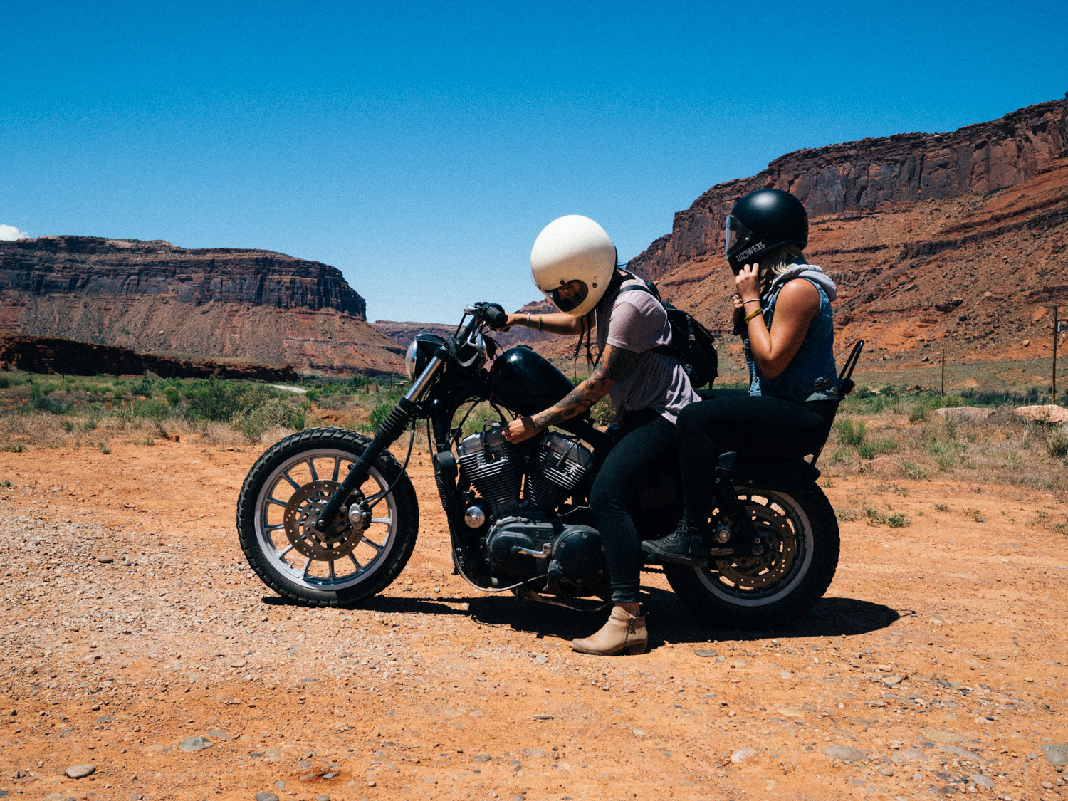 Olympus OM-D E-M5 II + LEICA DG SUMMILUX 15/F1.7 sample photo. Babes in moab photography