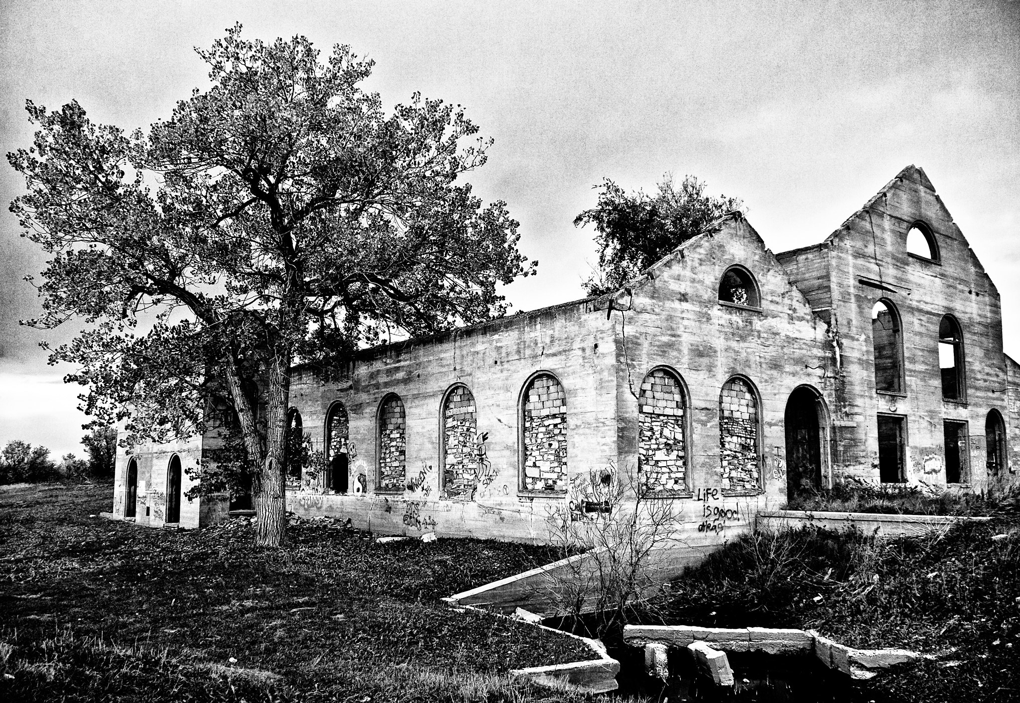 Panasonic Lumix DMC-GH1 sample photo. Haunted and hollow photography
