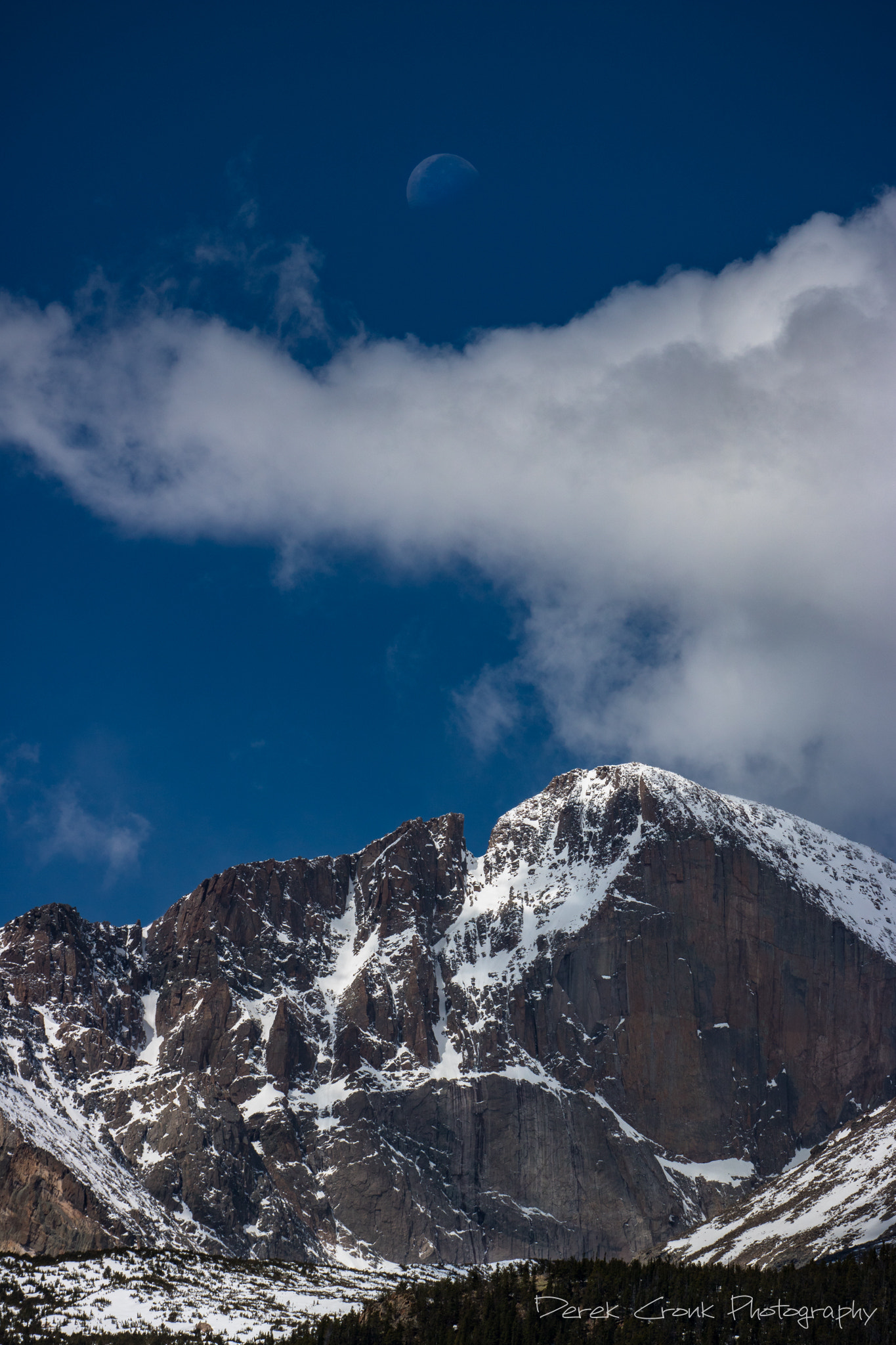 Canon EOS 750D (EOS Rebel T6i / EOS Kiss X8i) + Canon EF 70-200mm F4L USM sample photo. Moon and mountains photography