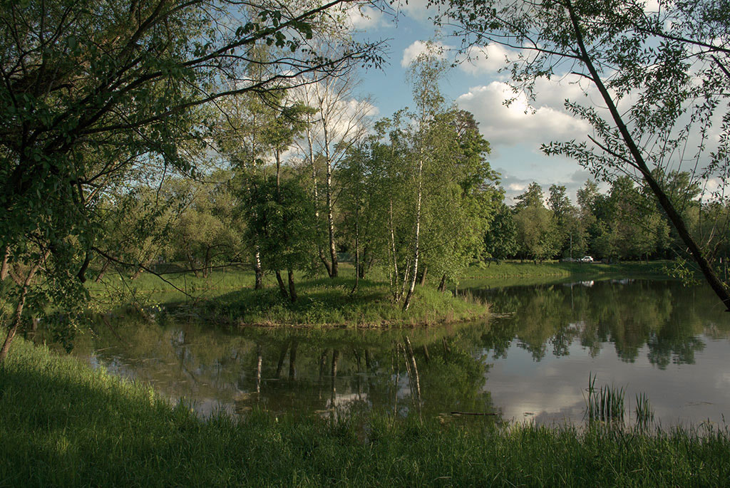Pentax K10D sample photo. Small pond in moscow. photography