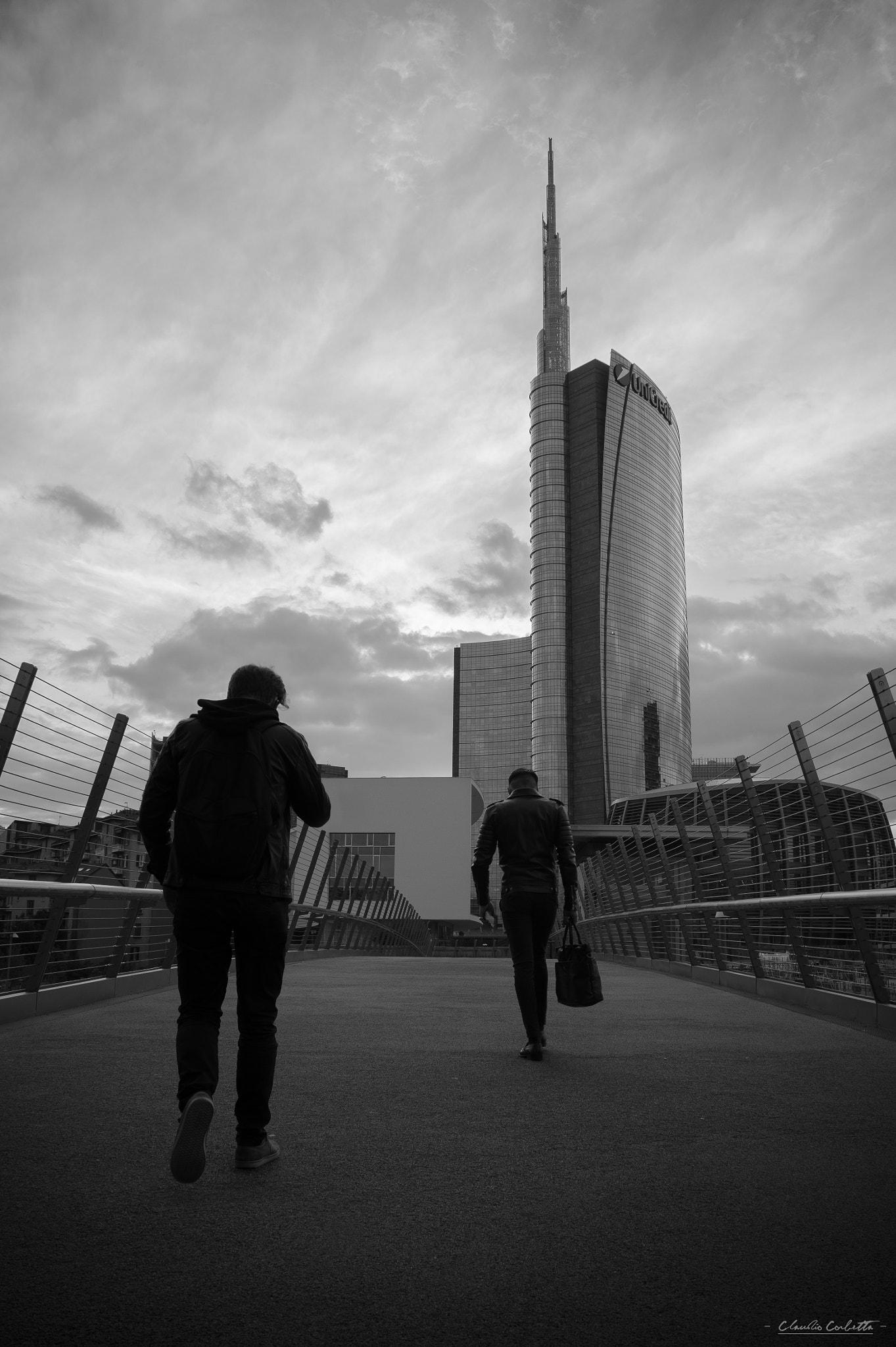 Nikon AF Nikkor 28mm F2.8D sample photo. The walker photography