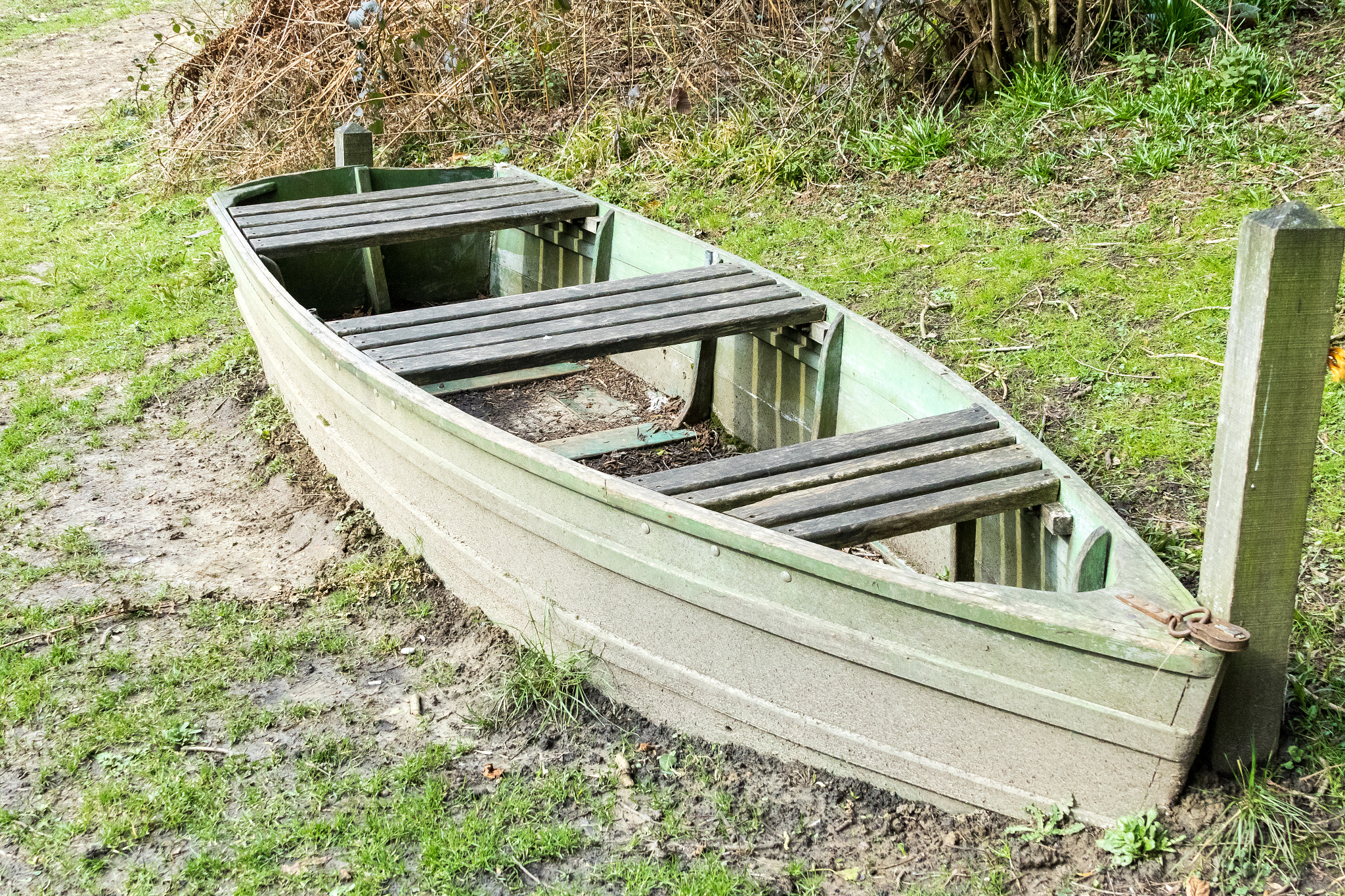Canon EF 28-135mm F3.5-5.6 IS USM sample photo. Abandoned boat photography