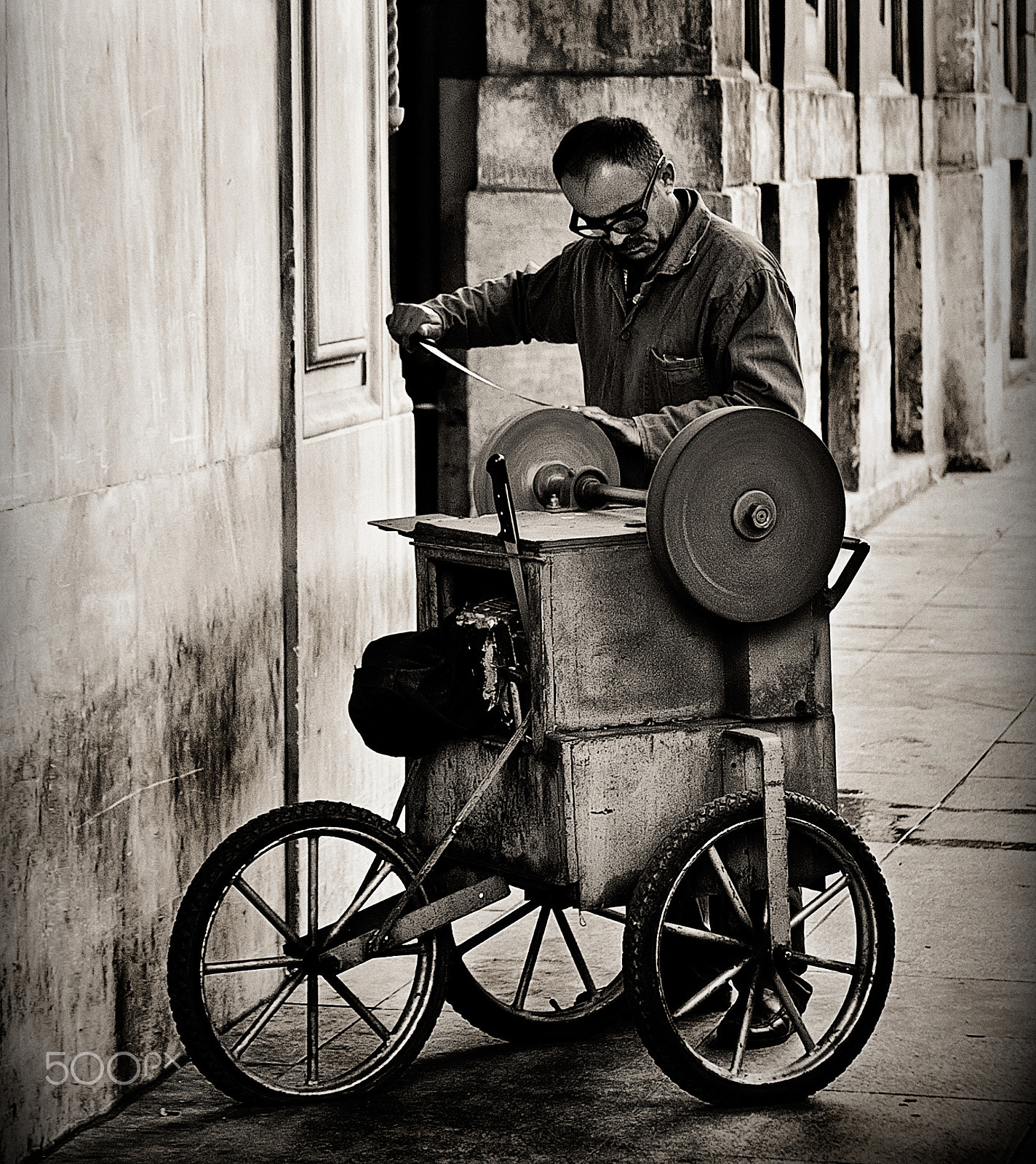 Nikon D3 sample photo. Sharpen your mind before your knife. photography