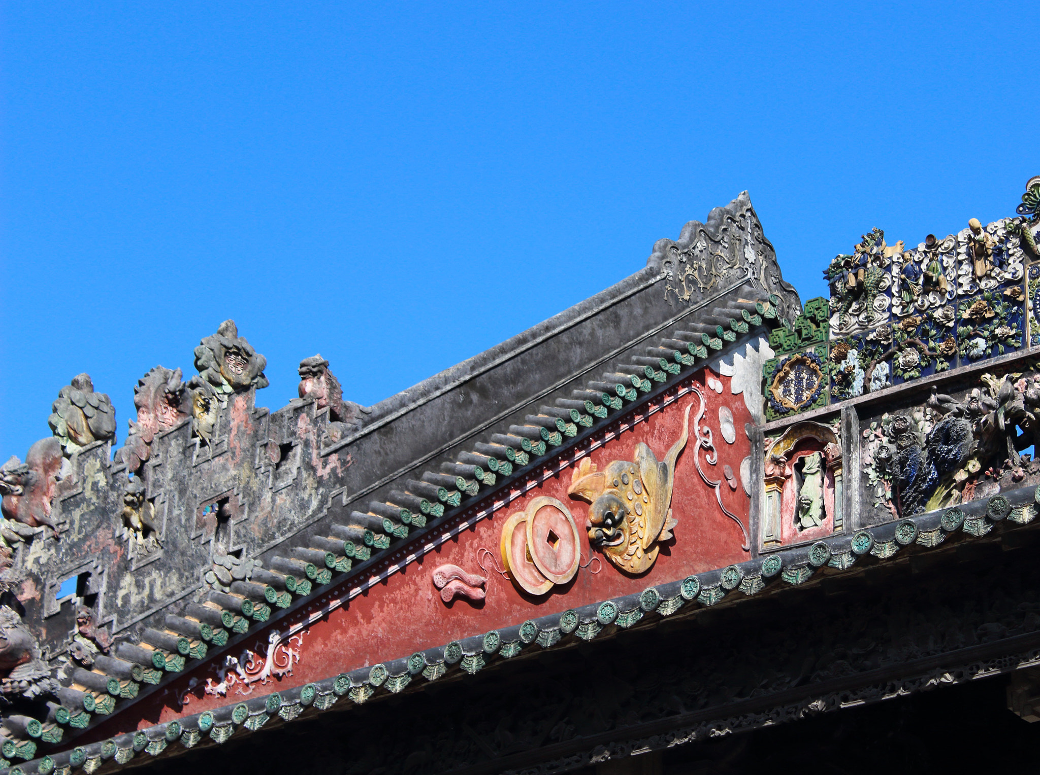 Canon EF-S 18-55mm F3.5-5.6 IS II sample photo. Part of the roof of the chen clan temple photography