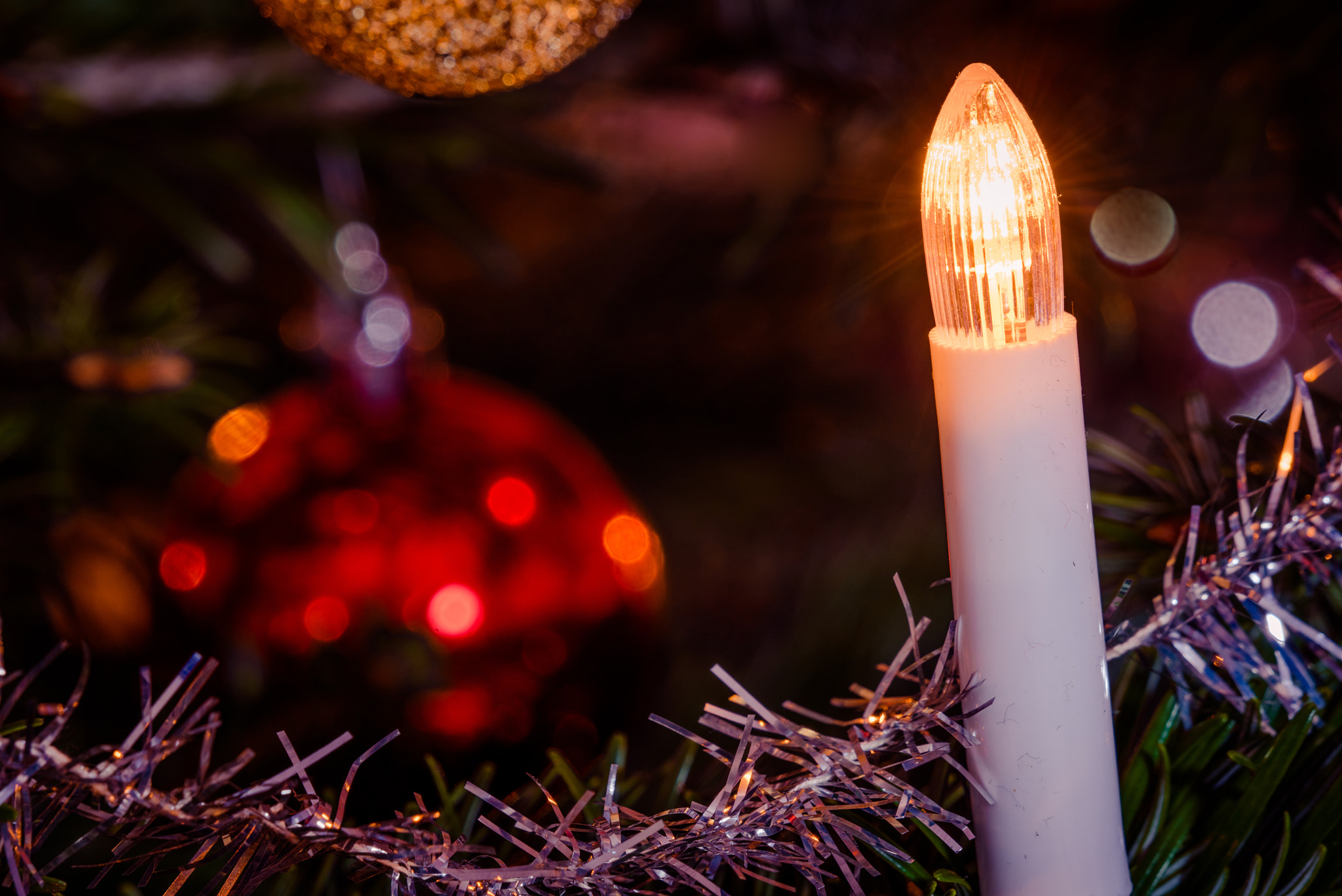 Sony a7R + Sony 70-400mm F4-5.6 G SSM II sample photo. Xmas lights on a christmas tree photography